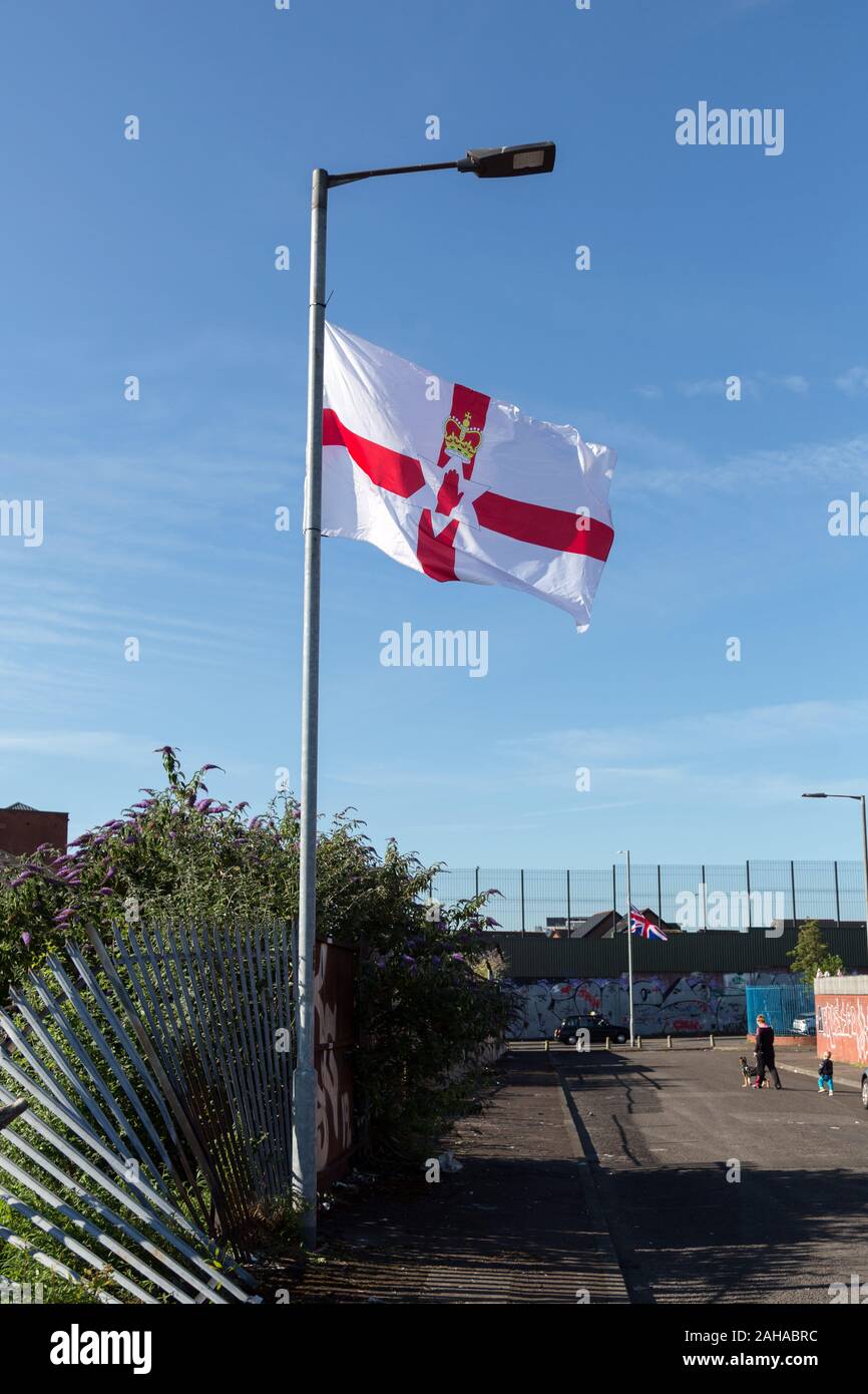 14.07.2019, Belfast, Nordirland, Großbritannien - protestantischen Teil von West Belfast, Nordirland Flagge auf Frieden Wand, die den Bezirk teilt durch denom Stockfoto