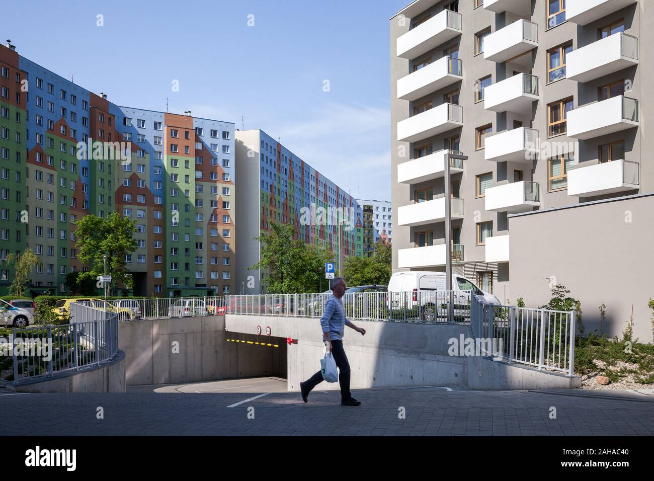 29.04.2018, Breslau, Niederschlesien, Polen - Vorgefertigte Betonplatte Fassade mit bemalten Giebelhäuser und neue Wohngebäude in Breslau. 0 Stockfoto