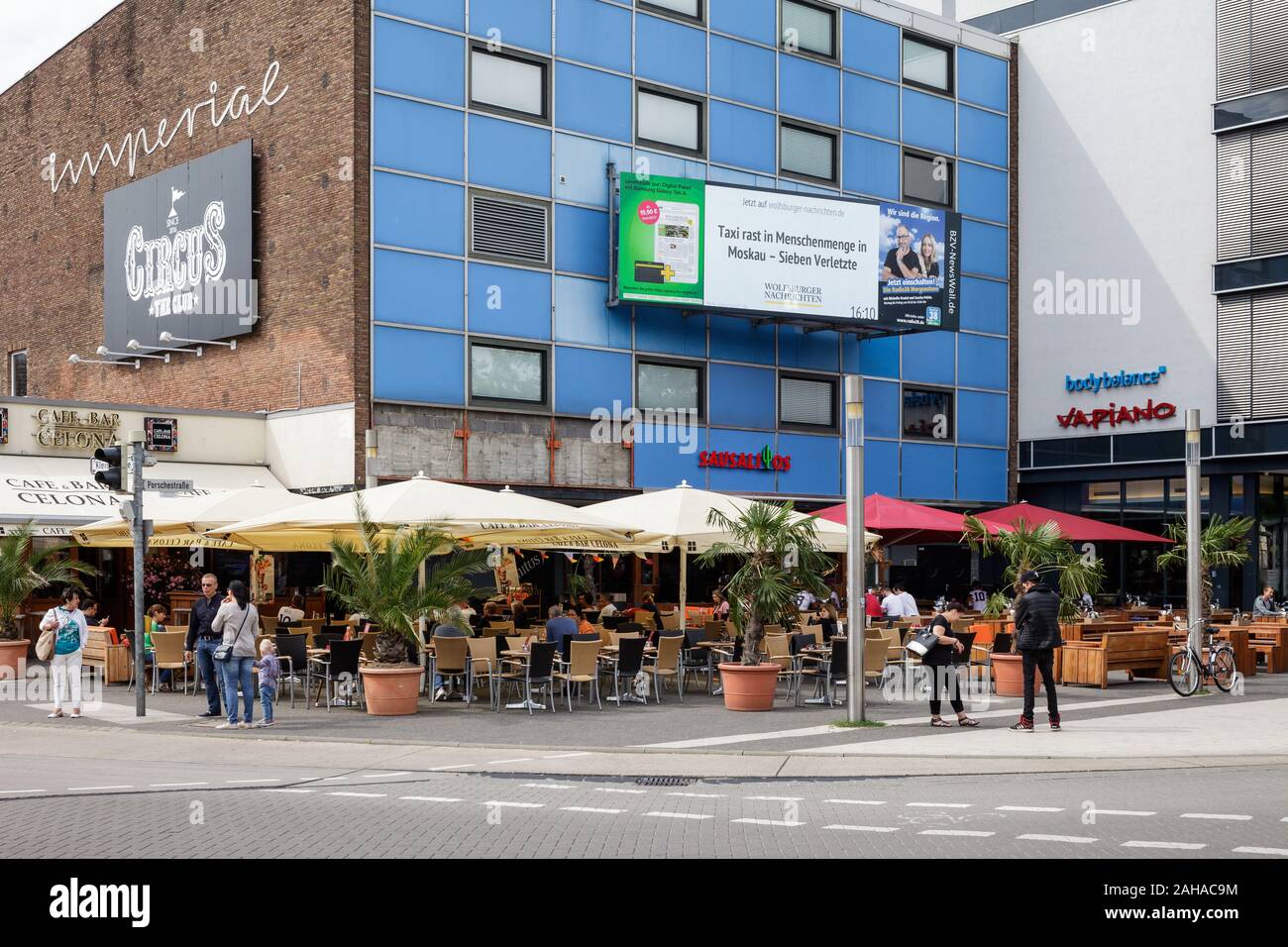 23.05.2019, Wolfsburg, Niedersachsen, Deutschland - Wohn- und Geschäftshaus in der Porschestraße in Wolfsburg. 00 P 180617 D 376 CAROEX.JPG [MODEL RELEASE: Stockfoto