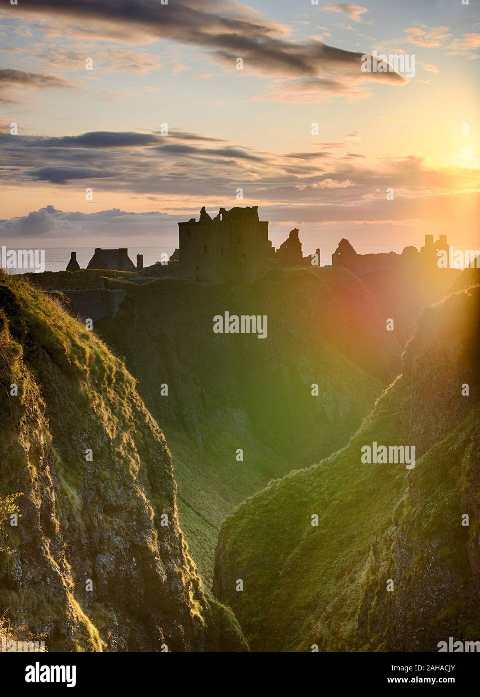 Sonnenaufgang über der Nordsee auf Dunnottar Castle, Schottland Stockfoto