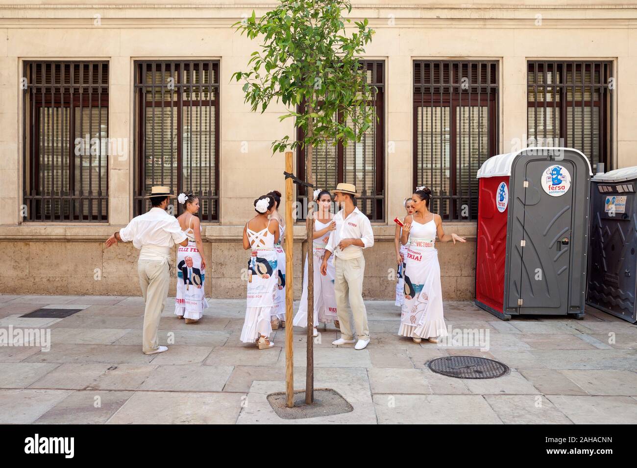 15.08.2018, Malaga, Andalusien, Spanien - Paare in Kostümen nebenher ein Tanz in Malaga. 00 P 180815 D 514 CAROEX.JPG [MODEL RELEASE: NEIN PROPERTY RELEASE: Stockfoto