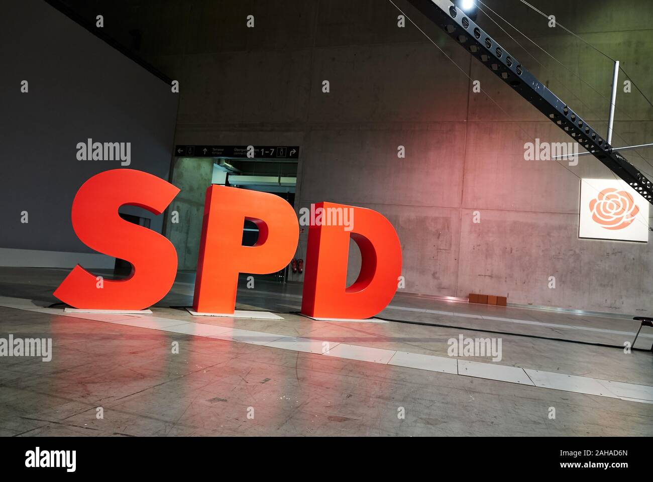 06.12.2019, Berlin, Berlin, Deutschland - Das Logo der Sozialdemokratischen Partei Deutschlands SPD als Person große dreidimensionale Buchstaben. Für die federa Stockfoto