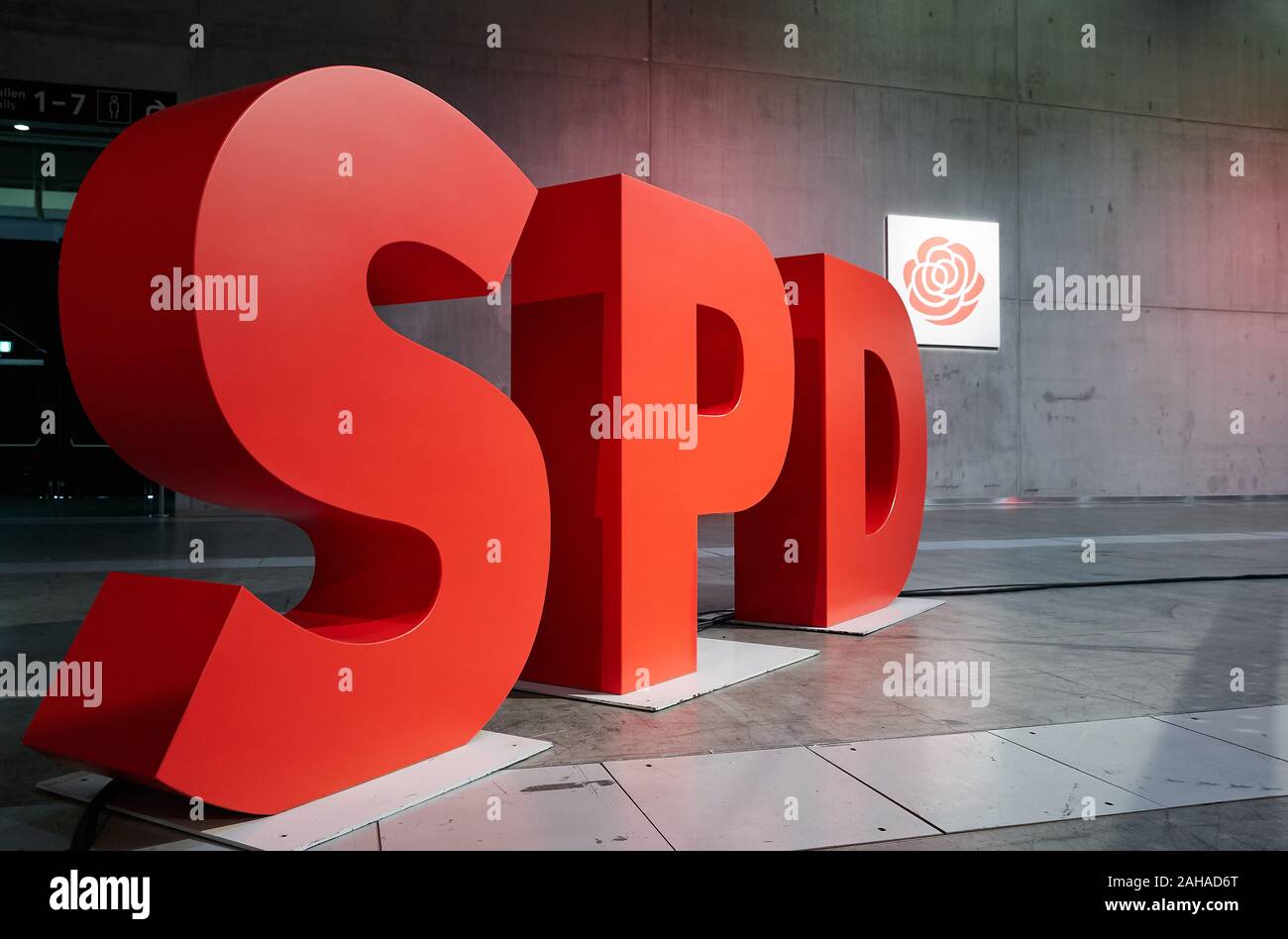 06.12.2019, Berlin, Berlin, Deutschland - Das Logo der Sozialdemokratischen Partei Deutschlands SPD als Person große dreidimensionale Buchstaben. Für die federa Stockfoto
