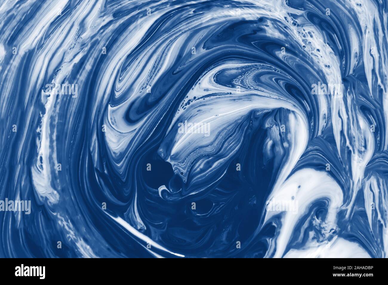 Abstrakt Blau und weiße Flüssigkeit Hintergrund mit Wirbel und Wellen Muster. Gemischte flüssige Acrylfarbe getönten in trendigen Classic blau Farbe des Jahres 2020 Stockfoto