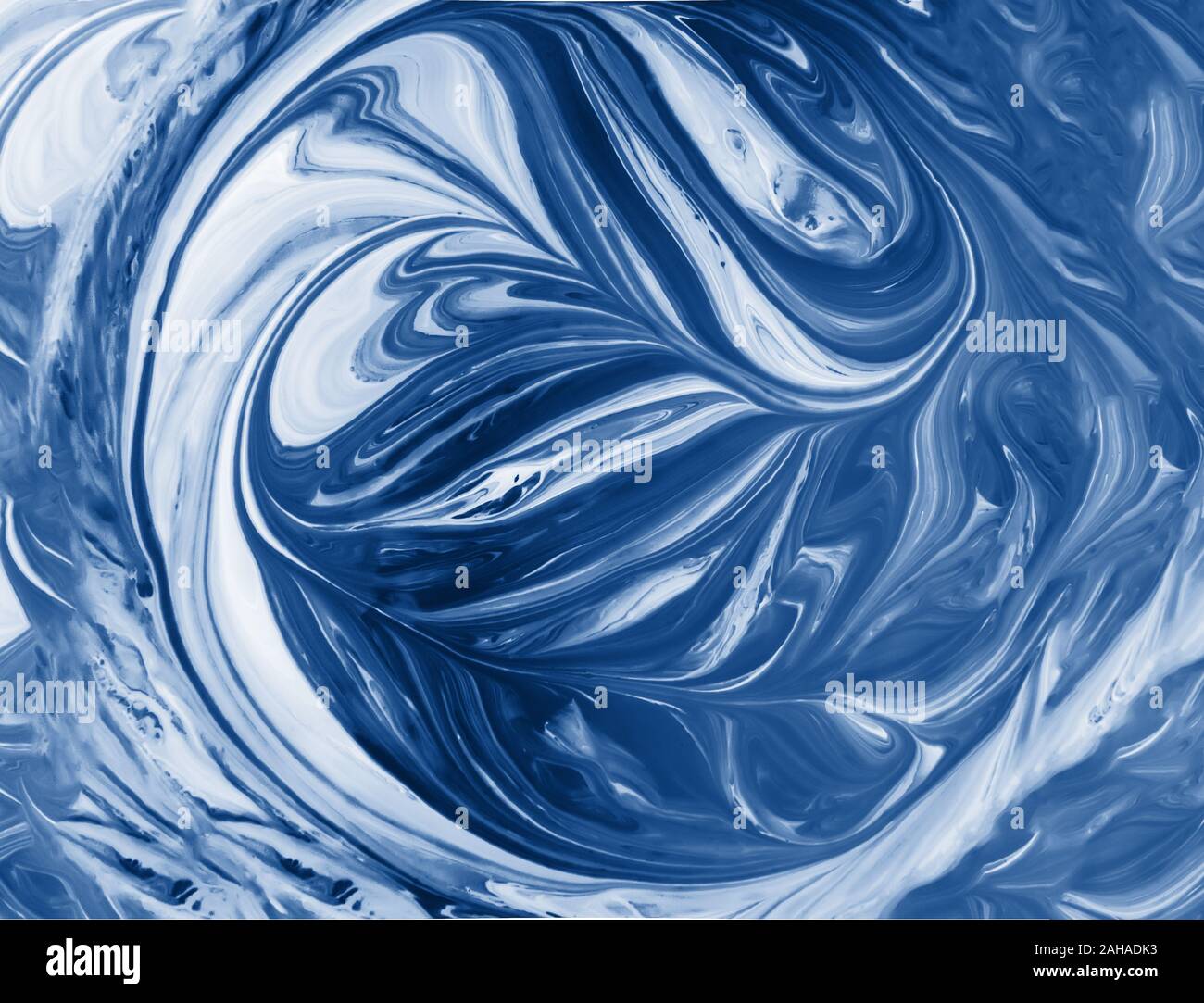 Abstrakt Blau und weiße Flüssigkeit Hintergrund mit Wirbel und Wellen Muster. Gemischte flüssige Acrylfarbe getönten in trendigen Classic blau Farbe des Jahres 2020 Stockfoto