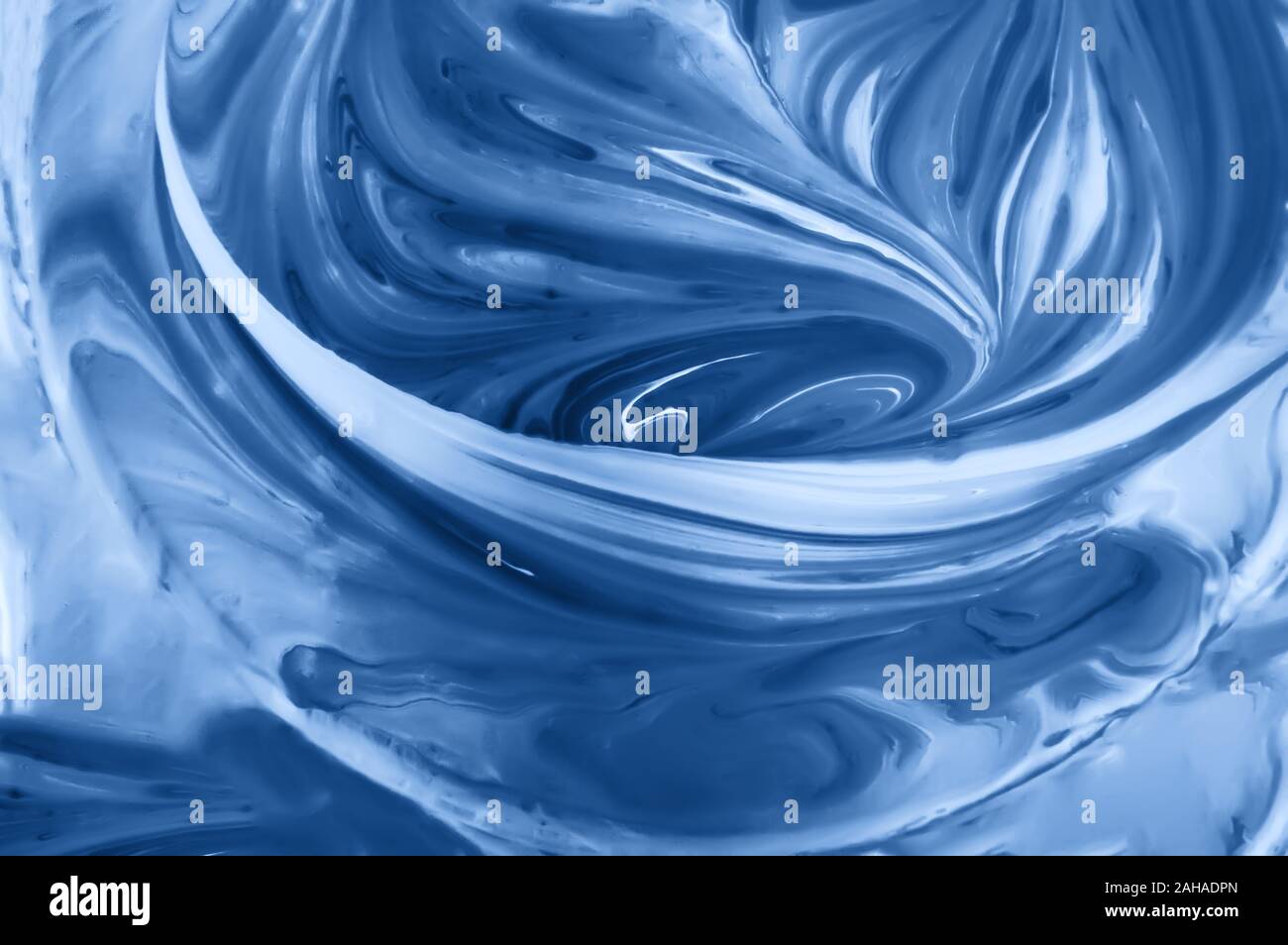Abstrakt Blau und weiße Flüssigkeit Hintergrund mit Wirbel und Wellen Muster. Gemischte flüssige Acrylfarbe getönten in trendigen Classic blau Farbe des Jahres 2020 Stockfoto