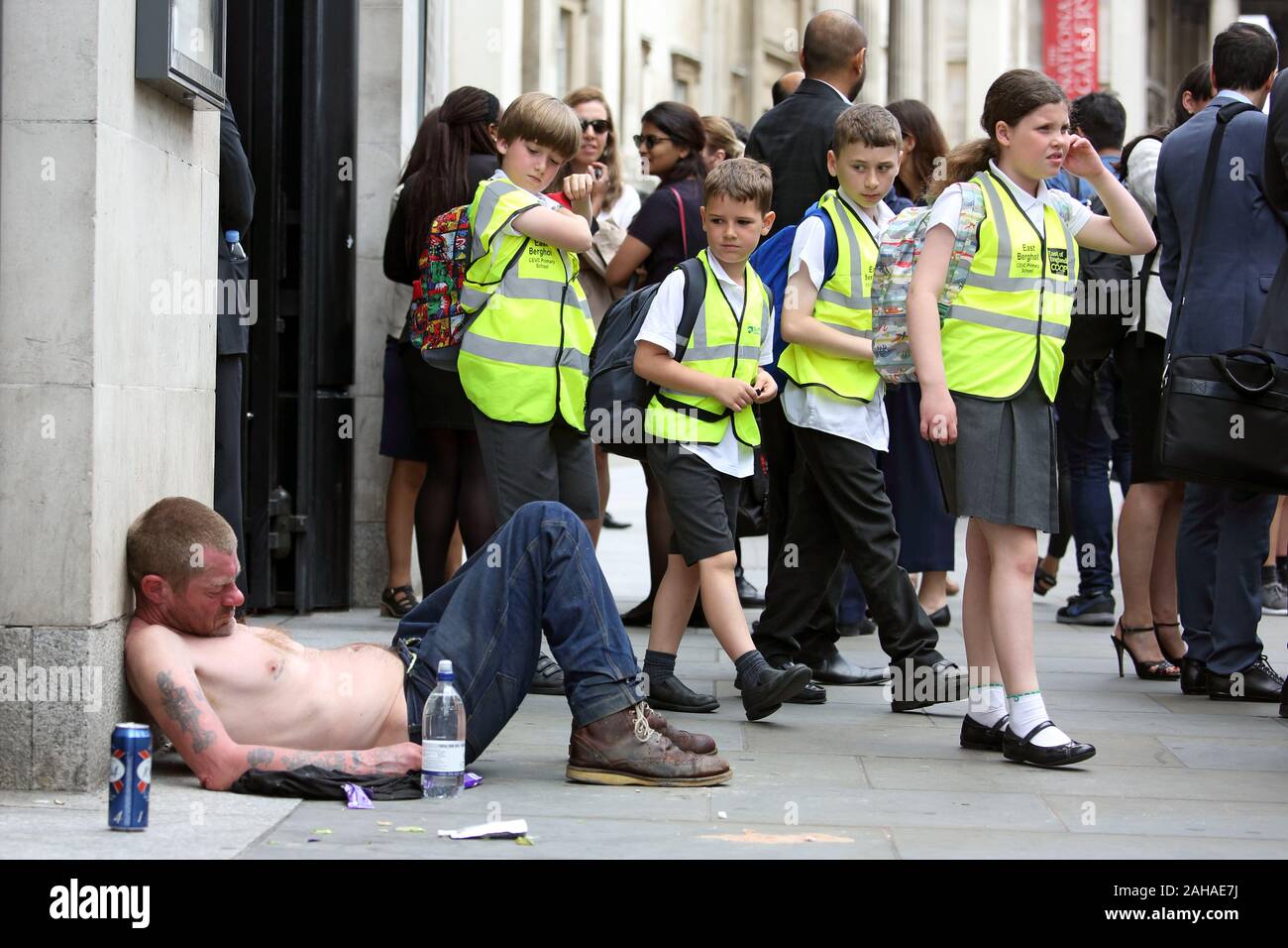 24.05.2017, London, Großbritannien - Schülerinnen und Schüler an einem Obdachlosen auf der Straße zu schlafen. 00 S 170524 D 072 CAROEX.JPG [MODEL RELEASE: NEIN, P Stockfoto