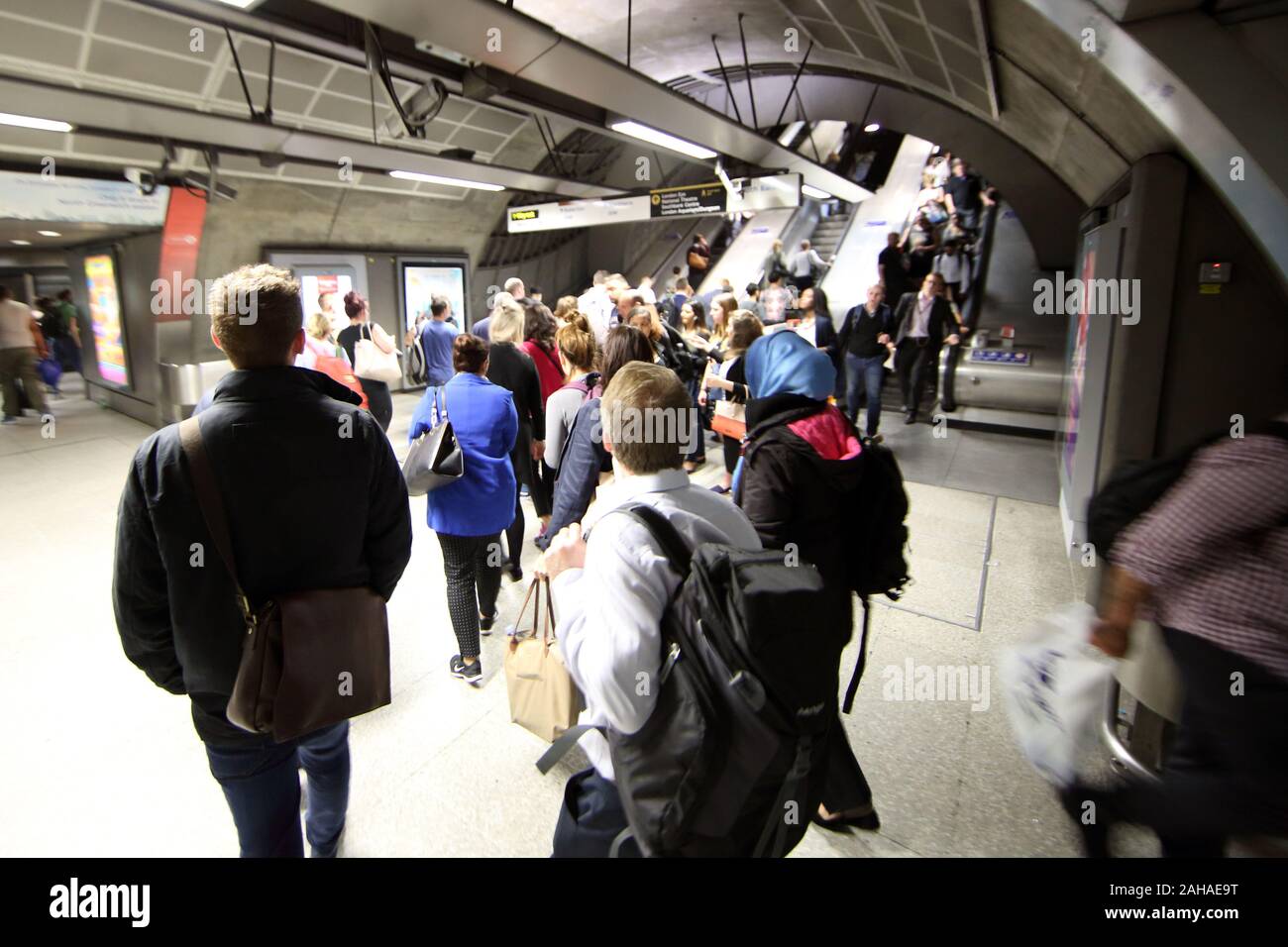 24.05.2017, London, Großbritannien - Menschen in einer Passage des Waterloo Metrostation. 00 S 170524 D 103 CAROEX.JPG [MODEL RELEASE: NEIN PROPERTY RELE Stockfoto