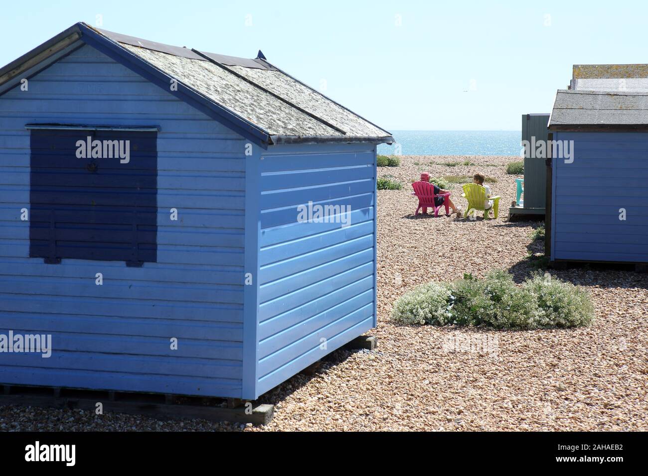 25.05.2017, Portsmouth, Isle of Wight, Großbritannien - Frauen am Strand zu sitzen und den Solent. 00 S 170525 D 106 CAROEX.JPG [MODEL RELEASE: N Stockfoto