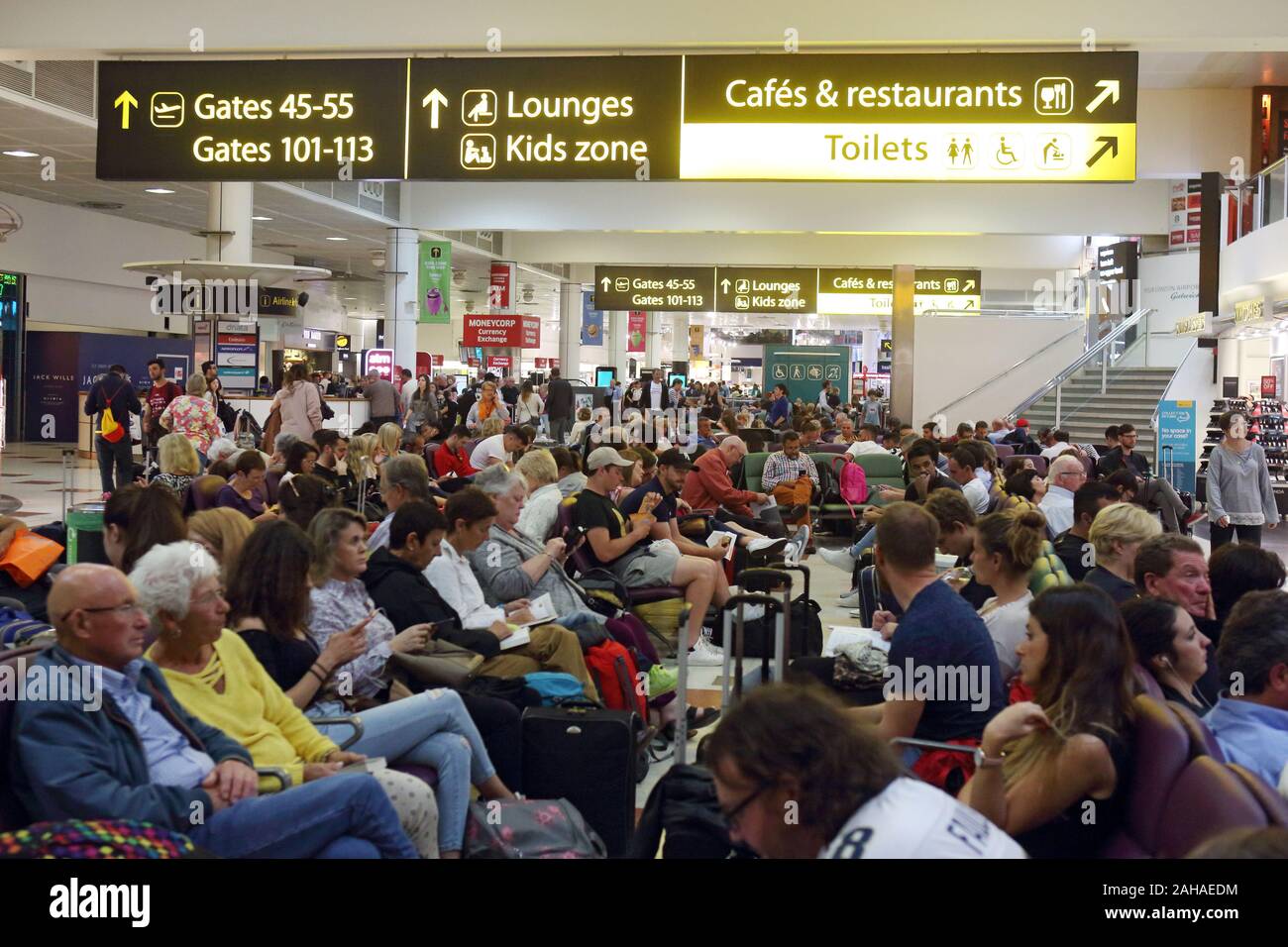29.05.2017, London, Großbritannien - Passagiere warten auf Abflug in Gatwick Flughafen Terminal. 00 S 170529 D 133 CAROEX.JPG [MODEL RELEASE: NEIN, RICHTIGE Stockfoto