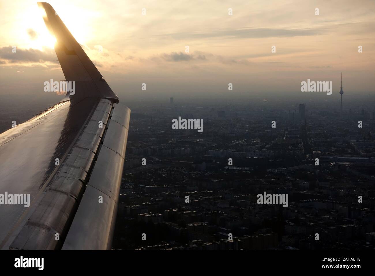 11.12.2017, Berlin, Berlin, Deutschland - Blick auf die Stadt vom Flugzeug kurz vor der Landung. 00 S 171211 D 122 CAROEX.JPG [MODEL RELEASE: nicht zutreffend Stockfoto