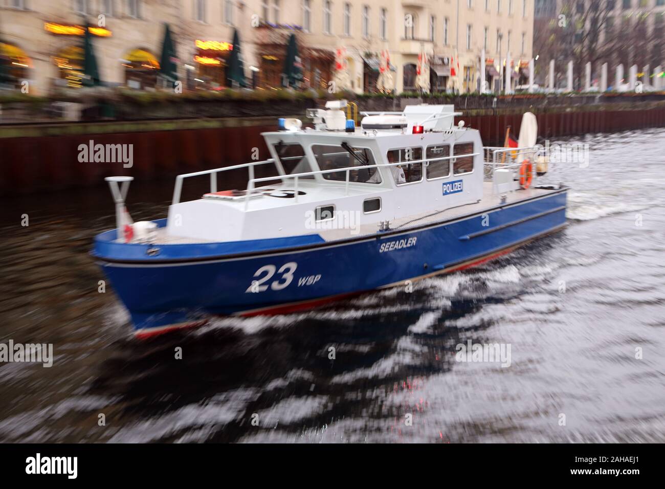 15.12.2017, Berlin, Deutschland - Boot der Wasserschutzpolizei Seeadler 23 WSP auf der Spree. 00 S 171215 D 182 CAROEX.JPG [MODEL RELEASE: NEIN PROPERTY RELE Stockfoto