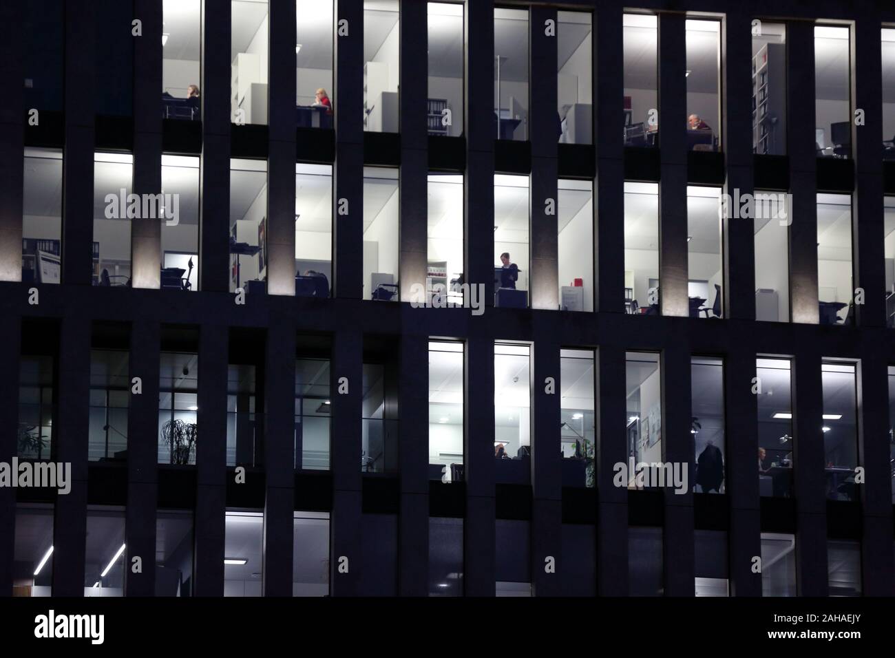 15.12.2017, Berlin, Deutschland - die Menschen in einem Bürogebäude. 00 S 171215 D 196 CAROEX.JPG [MODEL RELEASE: NEIN PROPERTY RELEASE: NEIN (c) Caro images/Sorge Stockfoto