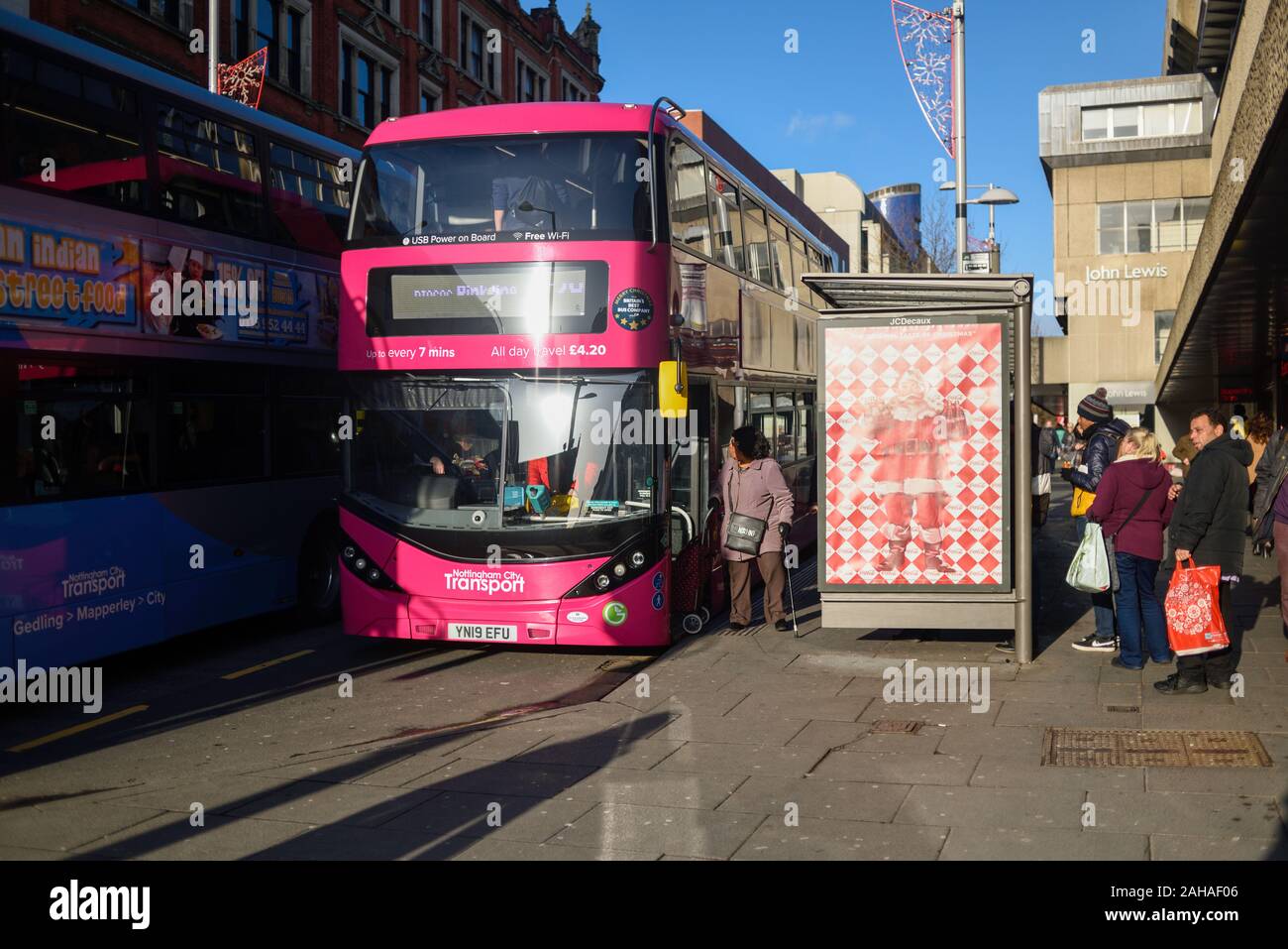 Nottingham, UK. Nottingham City Transport öffentliche Busse, um die Straßen der Stadt von April dieses Jahres die Enviro 400 CBG Stadt Bio- Stockfoto
