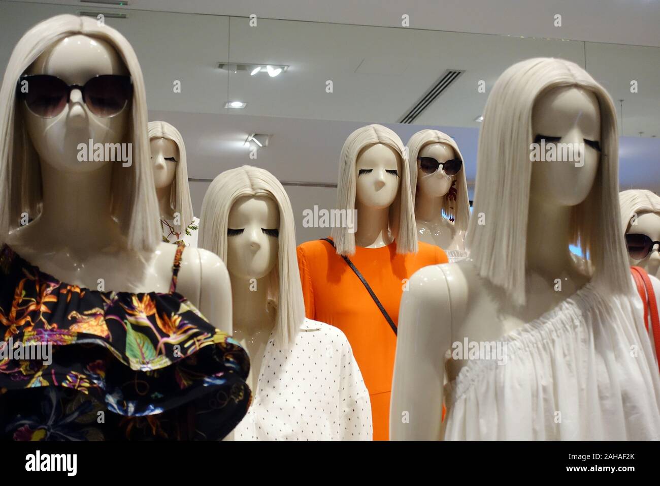 27.03.2018, Dubai, Dubai, Vereinigte Arabische Emirate - Weibliche Schaufensterpuppen ohne Mund. 00 S 180327 D 167 CAROEX.JPG [MODEL RELEASE: NICHT ZUTREFFEND, EIGENTUM REL Stockfoto