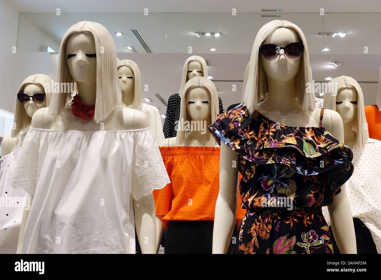 27.03.2018, Dubai, Dubai, Vereinigte Arabische Emirate - Weibliche Schaufensterpuppen ohne Mund. 00 S 180327 D 166 CAROEX.JPG [MODEL RELEASE: NICHT ZUTREFFEND, EIGENTUM REL Stockfoto