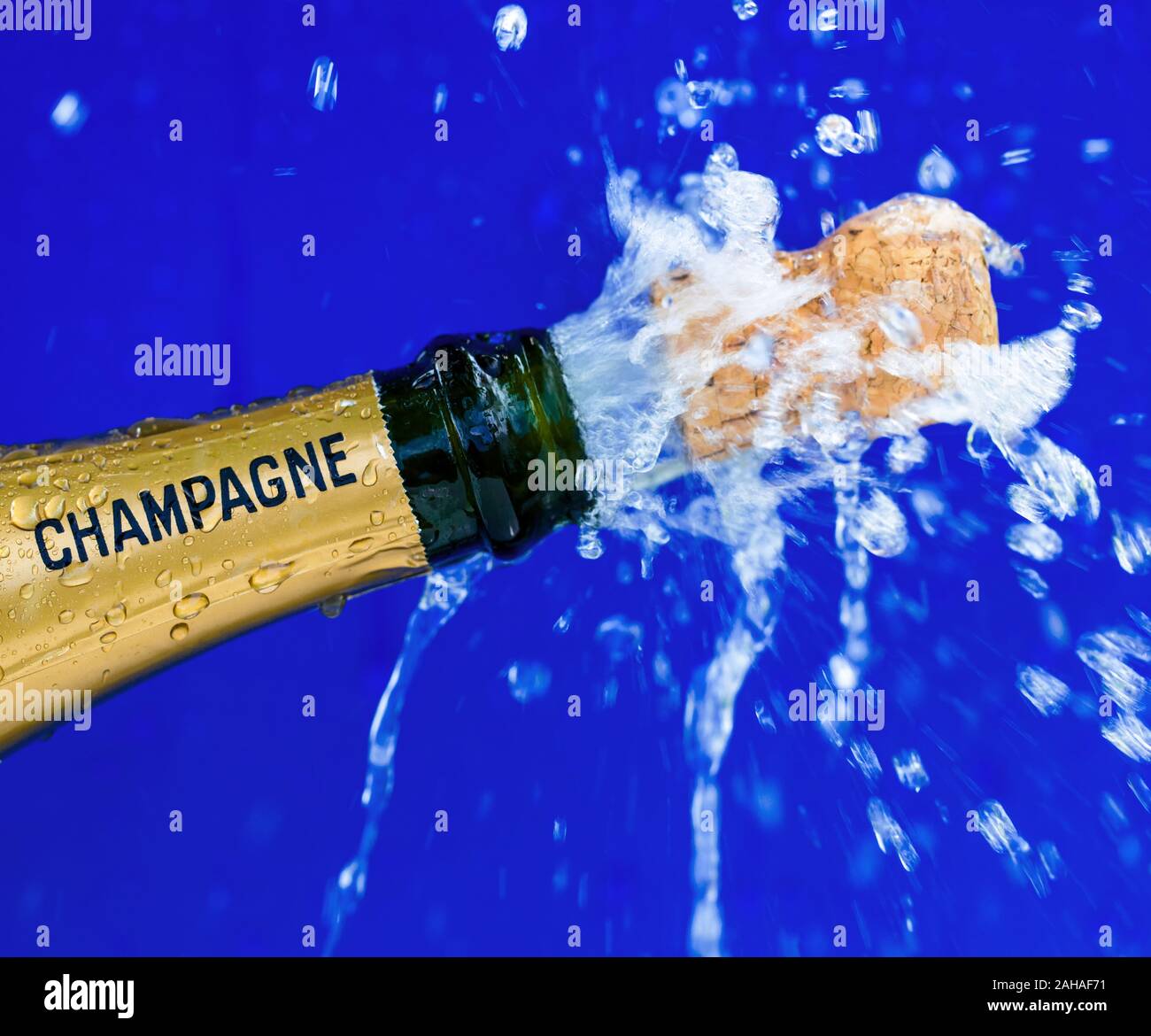 Eine Flasche Champagner wird geöffnet. Symbolfoto für Eröffnung, feiern und Jahreswechsel Stockfoto