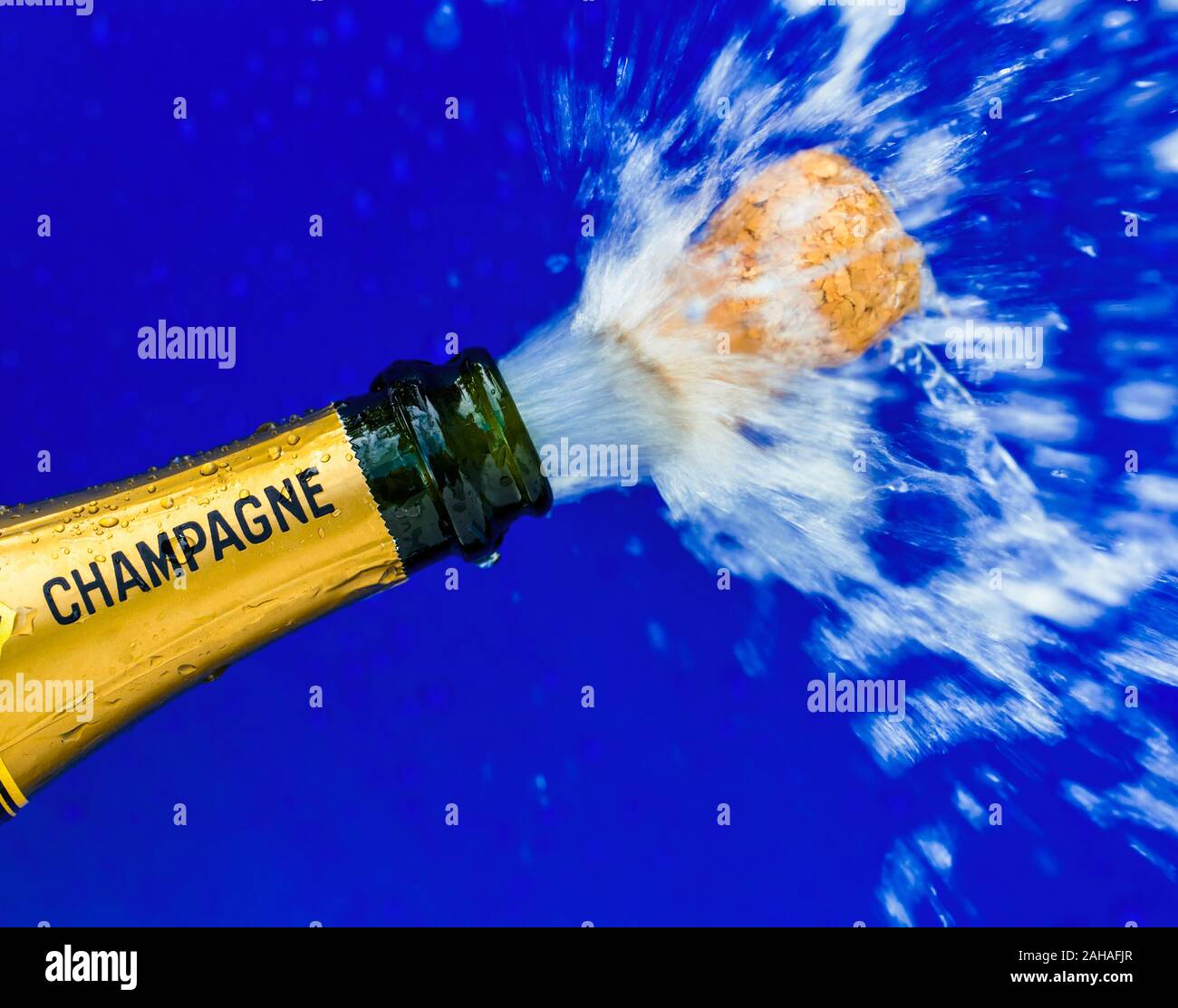 Eine Flasche Champagner wird geöffnet. Symbolfoto für Eröffnung, feiern und Jahreswechsel Stockfoto