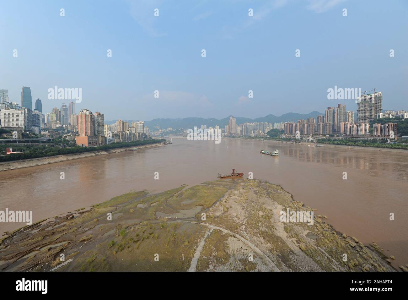 04.08.2012, Chongqing, China - einen erhöhten Blick auf die Stadt an den Ufern des Yangtze. Die megacity liegt am Zusammenfluss der zwei wichtigsten entfernt Stockfoto