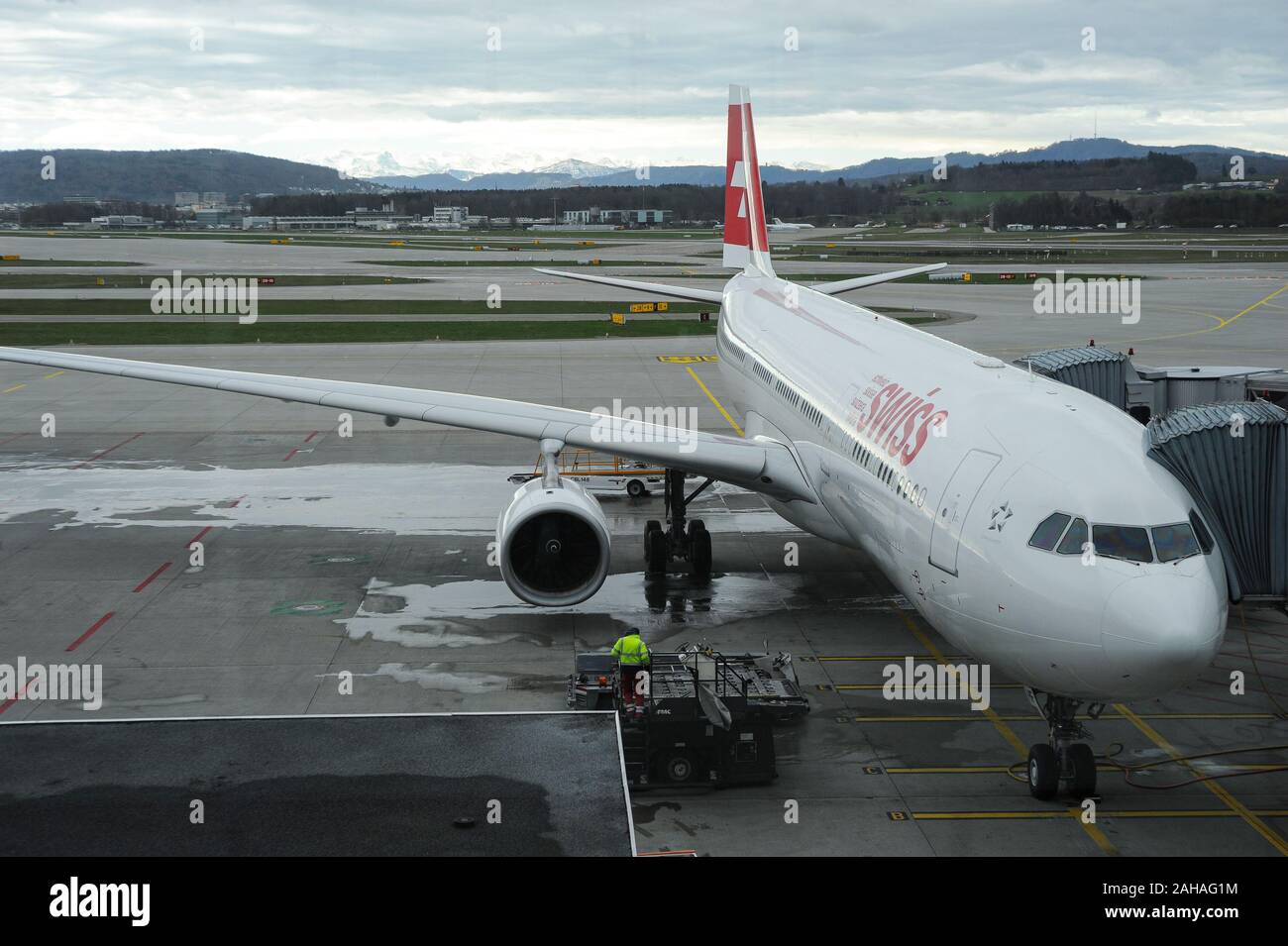 31.03.2015, Zürich, Schweiz - ein Passagierflugzeug Airbus A330 der Swiss ist am Flughafen Zürich-Kloten geparkt. Swiss ist Mitglied der St Stockfoto