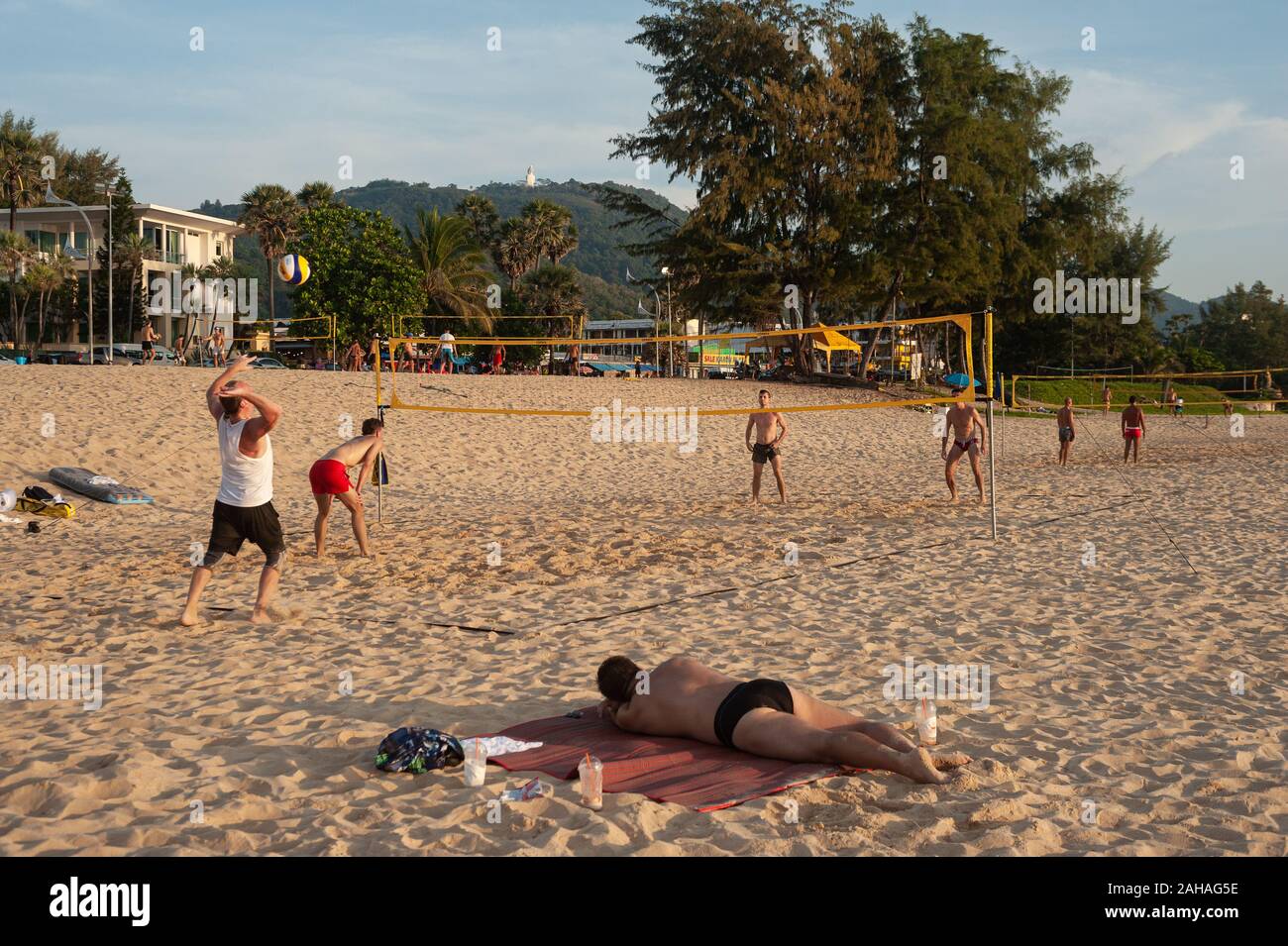 18.11.2019, Phuket, Thailand - eine Gruppe von Touristen spielen Volleyball am Karon Strand in der Abenddämmerung. 0 SL 191118 D017 CAROEX.JPG [MODEL RELEASE: NEIN PROPERTY R Stockfoto