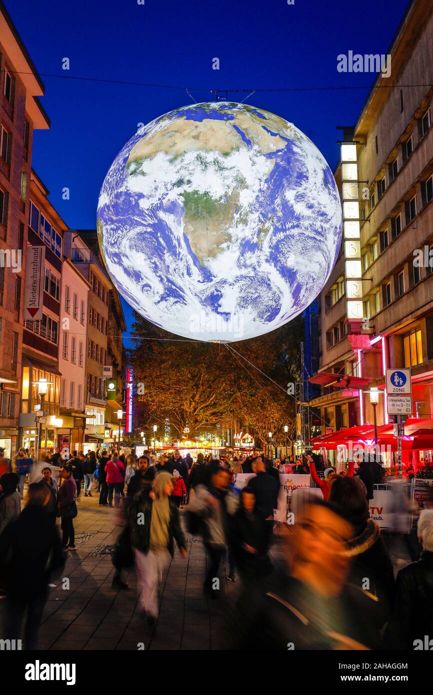 31.10.2019, Essen, Nordrhein-Westfalen, Deutschland - Essen Licht Festival in der Innenstadt von Essen, hier die Installation GAIA, die beleuchteten Globus in der Stockfoto