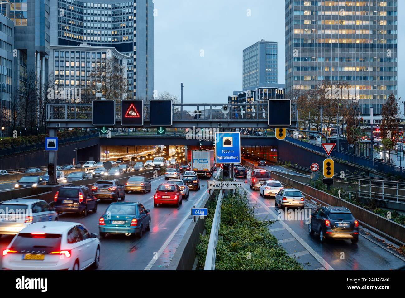 28.11.2019, Essen, Nordrhein-Westfalen, Deutschland - Autobahn A 40 während der Rush Hour Traffic in der Essener Innenstadt. 00 X 191128 D 022 CAROEX.JPG [MODELL RELEAS Stockfoto