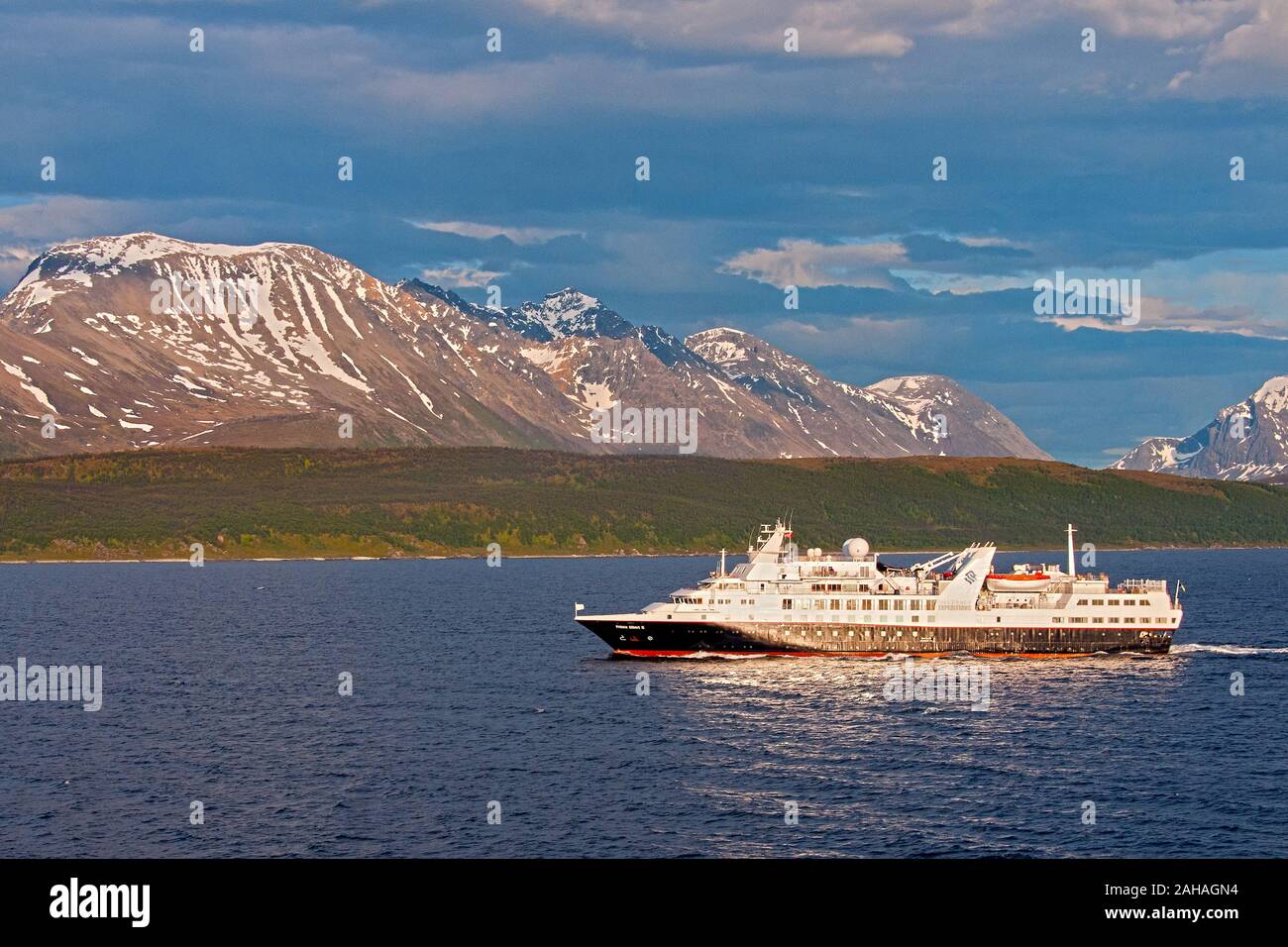 Landschaft von Troms, Nordnorwegen, mit dem Kreuzfahrt shoip Prins Albert II (jetzt Silber Explorer) Kreuzfahrt Richtung Norden. Stockfoto
