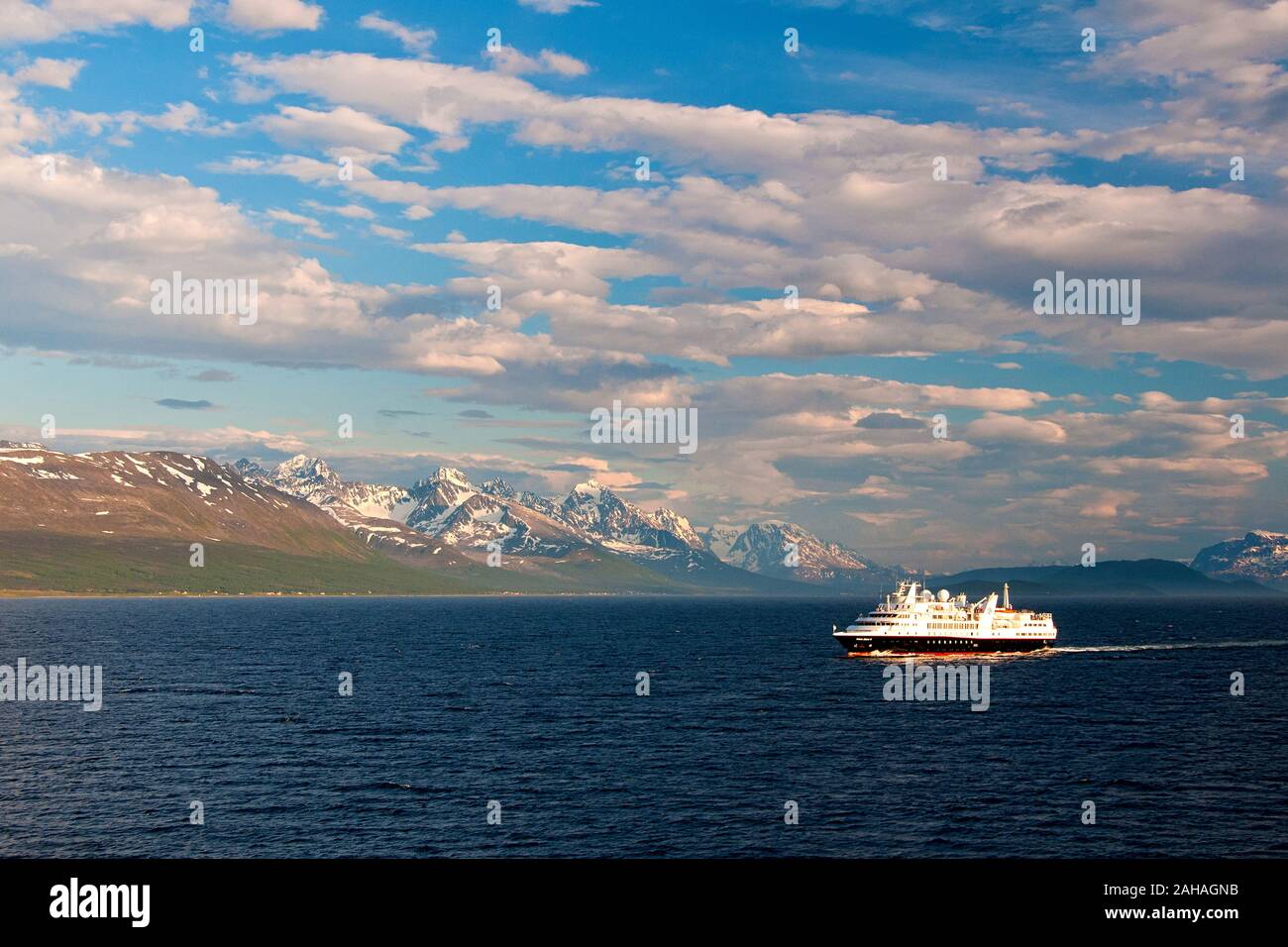 Landschaft von Troms, Nordnorwegen, mit dem Kreuzfahrt shoip Prins Albert II (jetzt Silber Explorer) Kreuzfahrt Richtung Norden. Stockfoto