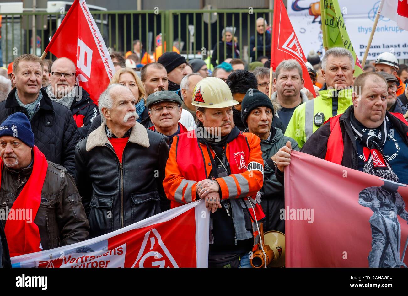 03.12.2019, Duisburg, Nordrhein-Westfalen, Deutschland - Tausende Stahlarbeiter demonstrieren bei ThyssenKrupp Stahl gegen die Sparplaene Stockfoto