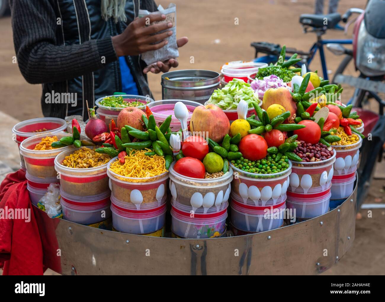 Nahaufnahme der Bestandteile von O'Meara Muri. Indische berühmten Snacks puffreis von würzigen Mischung. Selektiver Fokus verwendet. Stockfoto