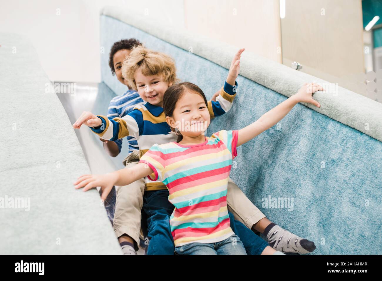 Drei niedlichen kleinen interkulturellen Freunde Reiten und Spaß haben Stockfoto