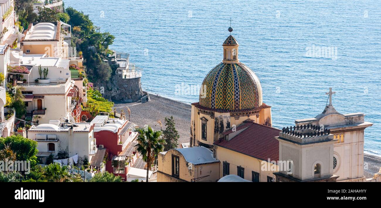 Positano, einem wunderschönen Dorf und Badeort an der berühmten Amalfiküste, hinter dem Golf von Neapel und in der Nähe von Amalfi, Sorrent und Pompeji. Stockfoto