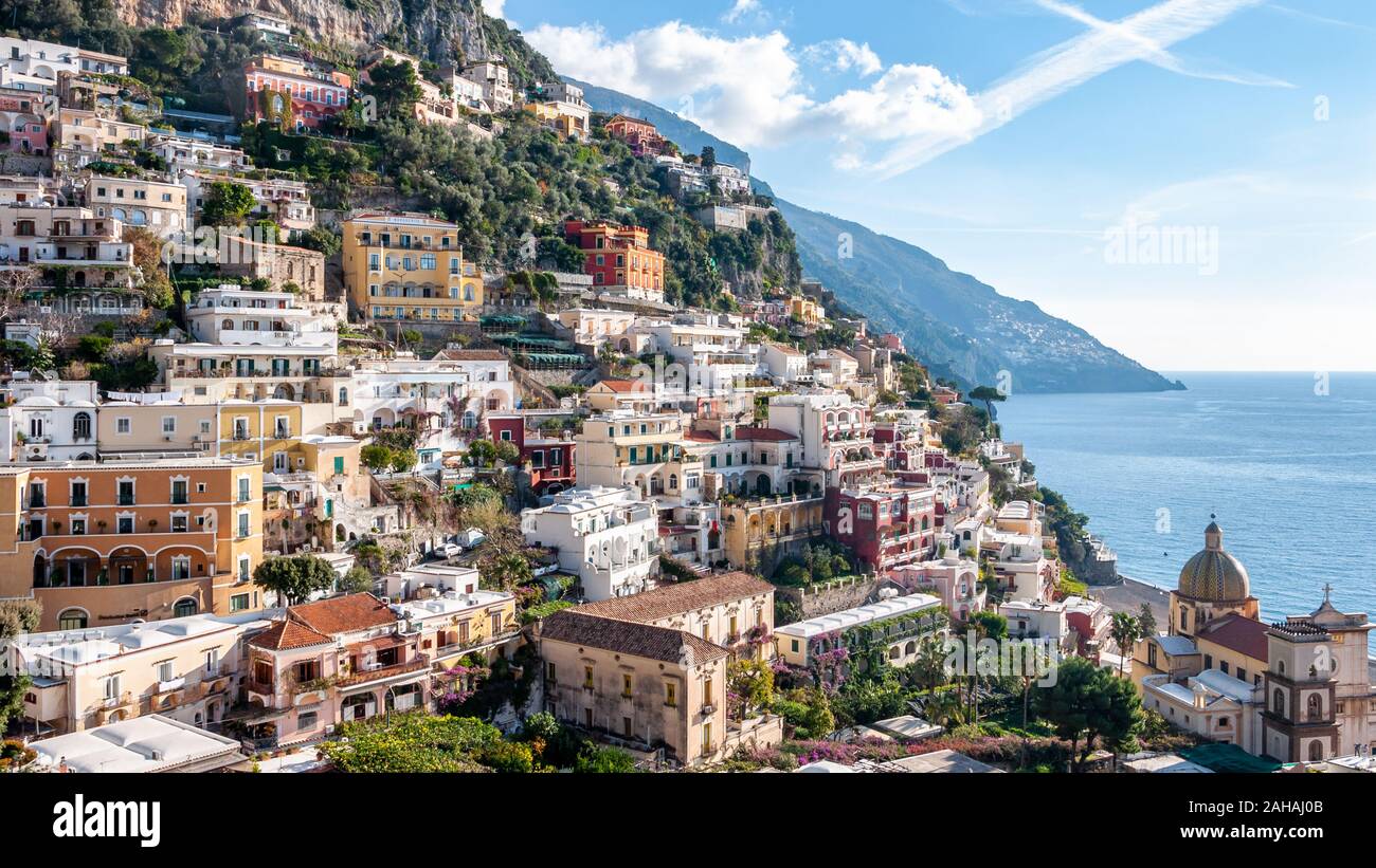 Positano, einem wunderschönen Dorf und Badeort an der berühmten Amalfiküste, hinter dem Golf von Neapel und in der Nähe von Amalfi, Sorrent und Pompeji. Stockfoto