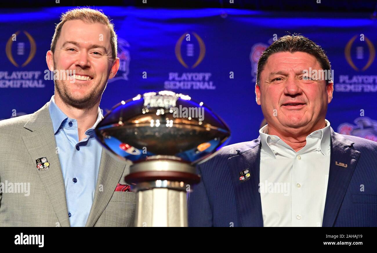 Atlanta, USA. 27 Dez, 2019. Oklahoma Sooners Haupttrainer Lincoln Riley (L) und LSU Tiger Kopf Trainer ED Orgeron (R) posieren für ein Foto hinter der Küken-fil-ein Pfirsich-schüssel George S. Crumbley Trophäe bei einer gemeinsamen Head Coaches Nachrichten Konferenz in Atlanta, am Freitag, den 27. Dezember 2019. LSU Gesichter Oklahoma im Küken-fil-ein Pfirsich-schüssel Halbfinale NCAA Football Spiel Dezember 28. Foto von David Tulis/UPI Quelle: UPI/Alamy leben Nachrichten Stockfoto