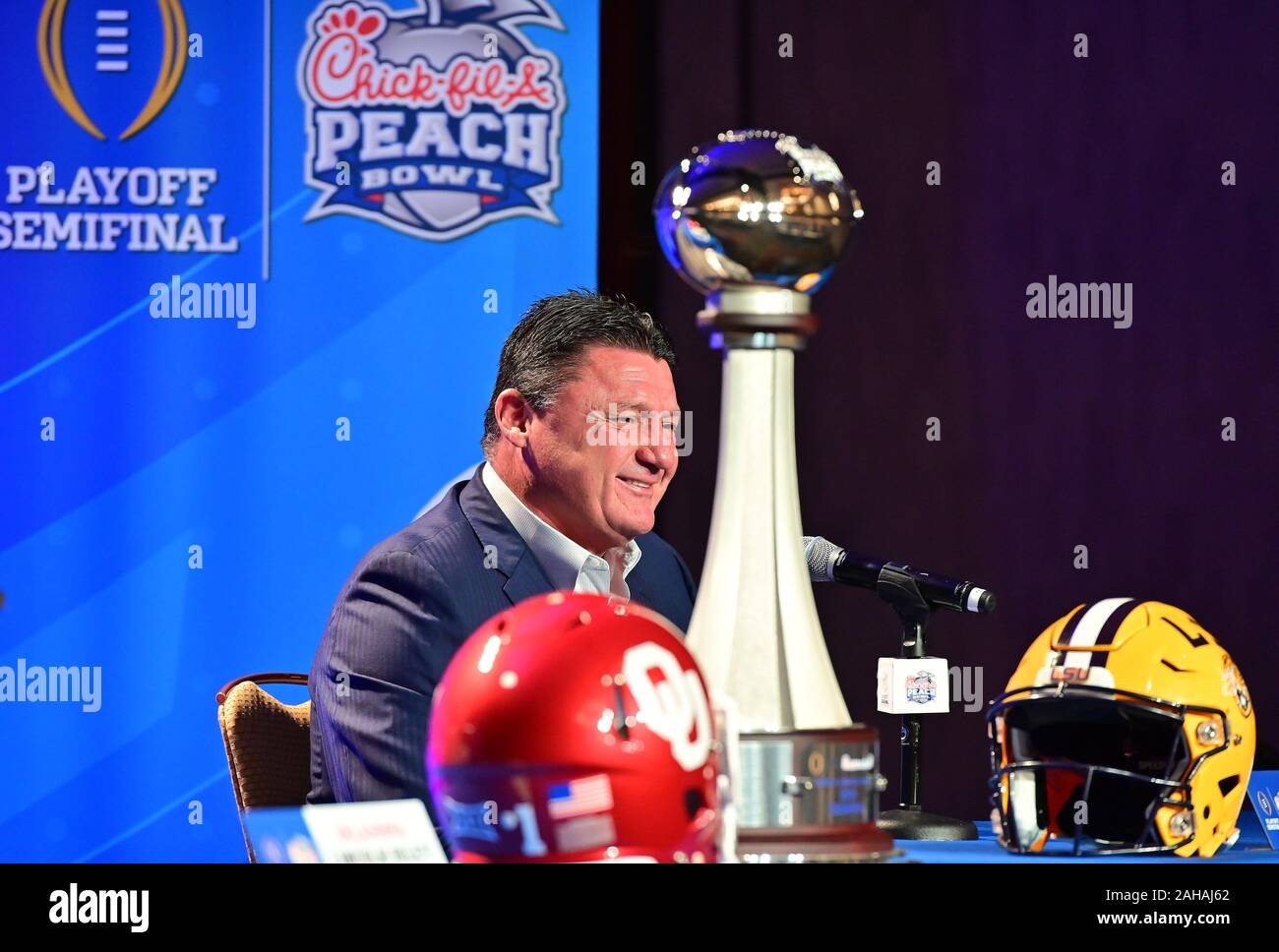 Atlanta, USA. 27 Dez, 2019. LSU Tiger Kopf Trainer ED Orgeron beantwortet Fragen während einer Pfirsich-schüssel Joint Head Coaches Nachrichten Konferenz mit Oklahoma Sooners Haupttrainer Lincoln Riley in Atlanta, am Freitag, den 27. Dezember 2019. LSU Gesichter Oklahoma im Küken-fil-ein Pfirsich-schüssel Halbfinale NCAA Football Spiel Dezember 28. Foto von David Tulis/UPI Quelle: UPI/Alamy leben Nachrichten Stockfoto