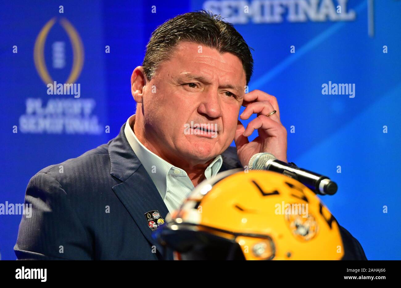 Atlanta, USA. 27 Dez, 2019. LSU Tiger Kopf Trainer ED Orgeron beantwortet Fragen während einer Pfirsich-schüssel Joint Head Coaches Nachrichten Konferenz mit Oklahoma Sooners Haupttrainer Lincoln Riley in Atlanta, am Freitag, den 27. Dezember 2019. LSU Gesichter Oklahoma im Küken-fil-ein Pfirsich-schüssel Halbfinale NCAA Football Spiel Dezember 28. Foto von David Tulis/UPI Quelle: UPI/Alamy leben Nachrichten Stockfoto