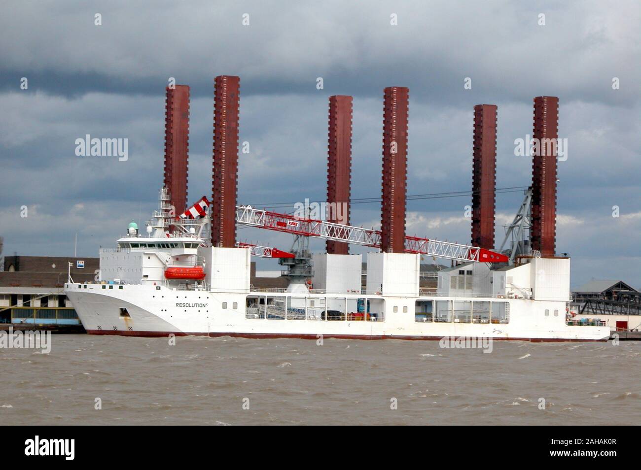Auflösung ist eine gigantische Windkraftanlage instalation Schiff, das am 6. spud Beine eine stabile Plattform zur Verfügung gestellt werden können. Stockfoto