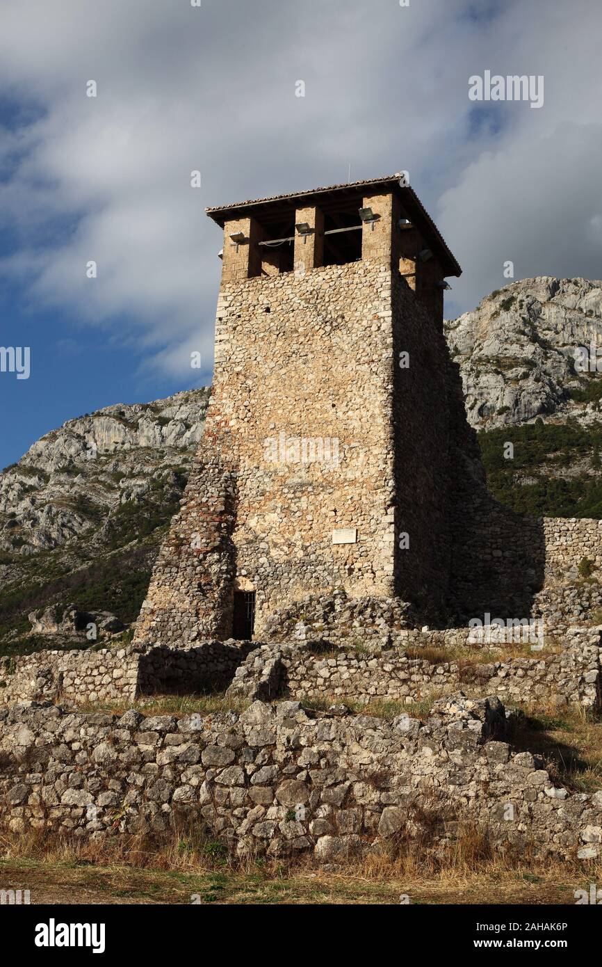 Der Turm, ursprünglich ein Aussichtsturm und Signalisierung Post innerhalb der Mauern der Burg Kruja Kruja, Albanien, durch Skanderberg während seiner Herrschaft verwendet. Stockfoto
