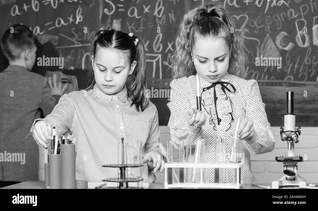 Die kleinen Kinder. Wissenschaft. Kleine Kinder Wissenschaftler verdienen Chemie in der Schule lab. Biologie Experimente mit Mikroskop. Chemie Wissenschaft. Labor Mikroskop und Testen von Rohren. Lehrplan der Schule. Stockfoto