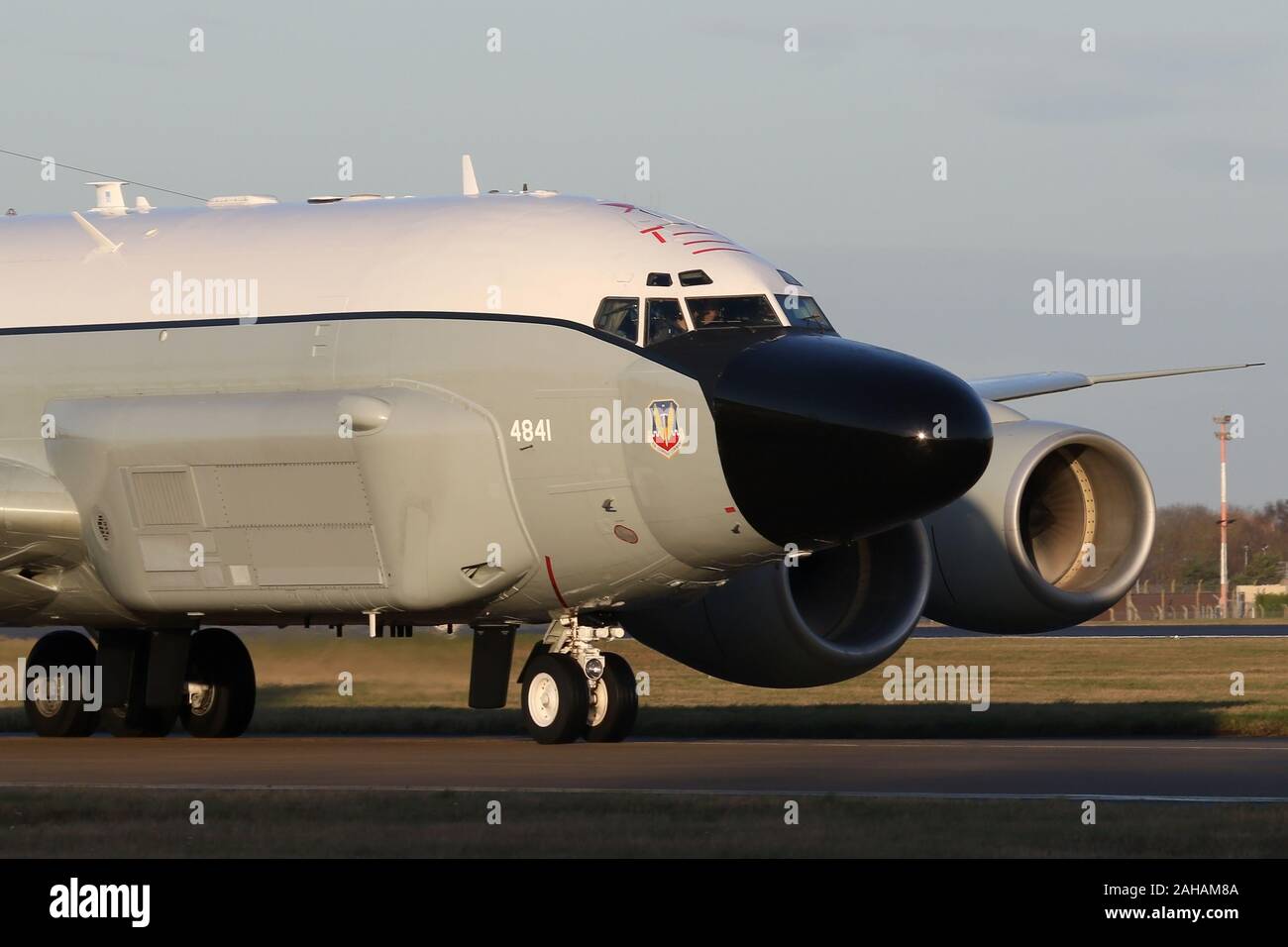 USAF Boeing RC-135V Nietverbindung Rollen für die Abfahrt an RAF Mildenhall am frühen Morgen Sonnenschein. Stockfoto