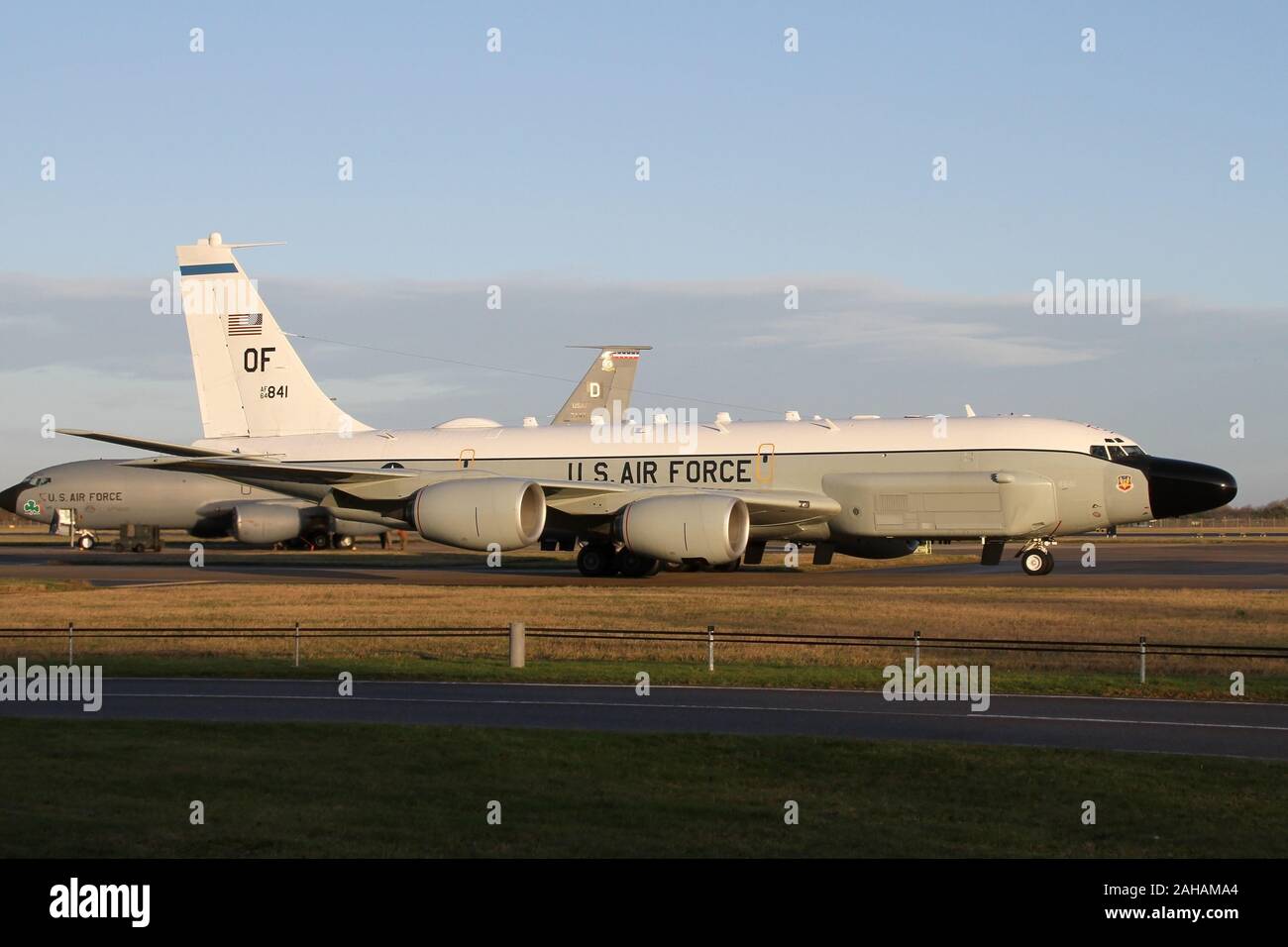 USAF Boeing RC-135V Nietverbindung Rollen für die Abfahrt an RAF Mildenhall am frühen Morgen Sonnenschein. Stockfoto