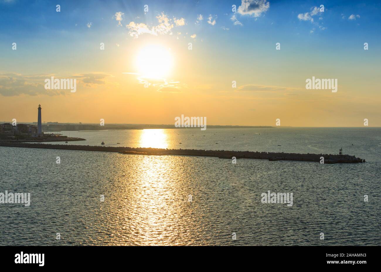 Hafen von Bari bei Sonnenuntergang: Der Pier und der Leuchtturm. Sonnenuntergang am Meer: Küste Apulien. Stockfoto