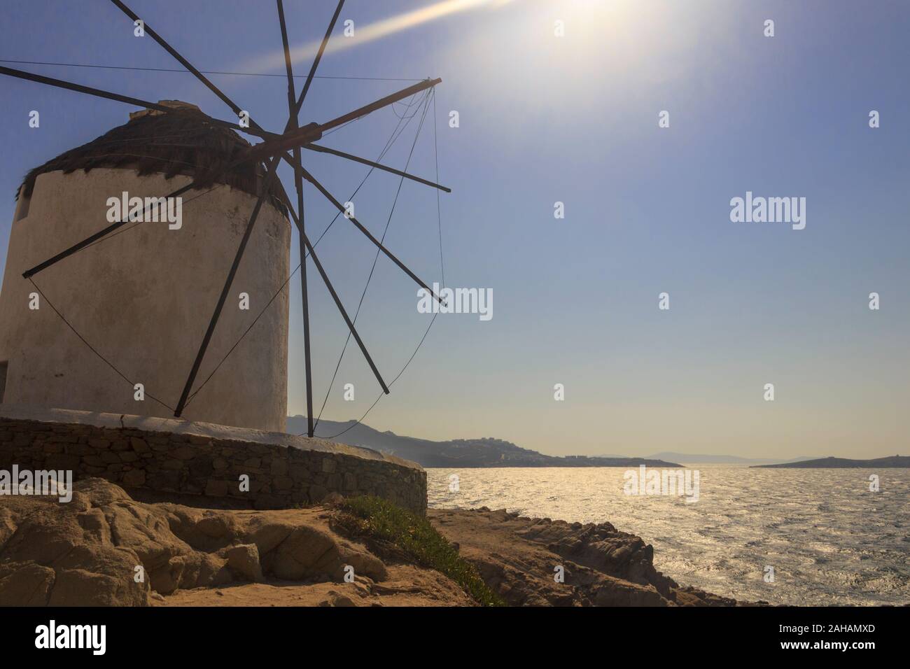 Das Symbol von Mykonos: Seascape bei Sonnenuntergang mit weißen berühmten Windmühlen, Kykladen, Griechenland. Stockfoto