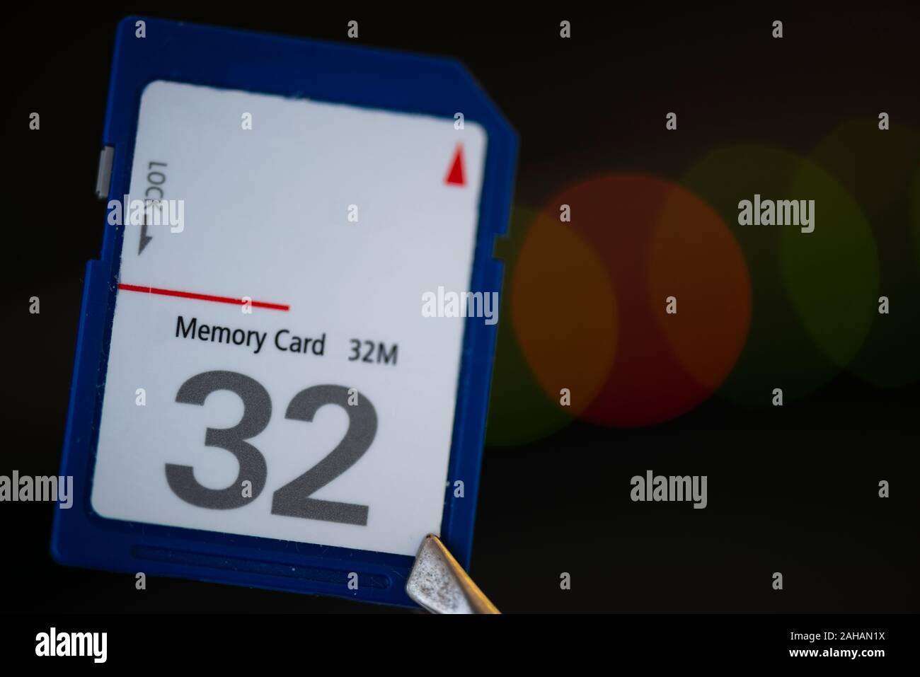 Nahaufnahme der niedrigen Storage blau 32 MB Mikro oder Makro Compact Flash Memory Card als Out-of-date nostalgische Technik Konzept. Stockfoto