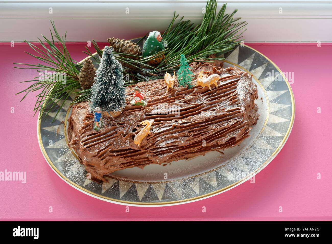 Yule Log auch als Buche de Noel bekannt. Eine Schokolade schwamm Roulade iced mit chocoate Butter Puderzucker. Stockfoto