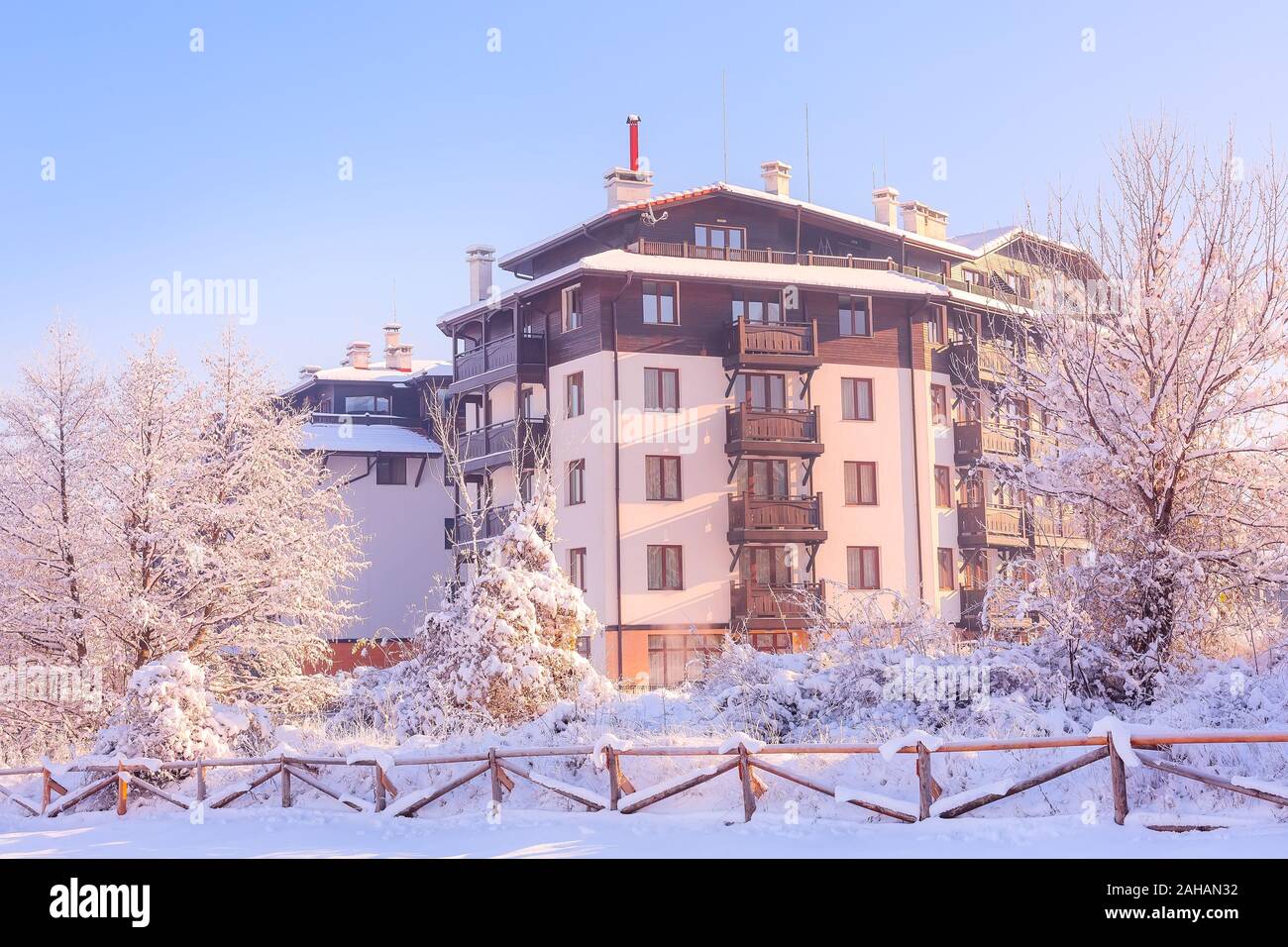 Bansko, Bulgarien winter schnee Panorama mit Holz- haus und Zaun Stockfoto
