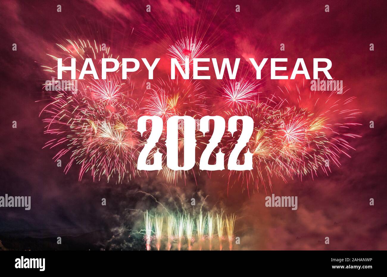 Frohes neues Jahr 2022 mit Feuerwerk im Hintergrund. Feier Neues Jahr 2022 Stockfoto