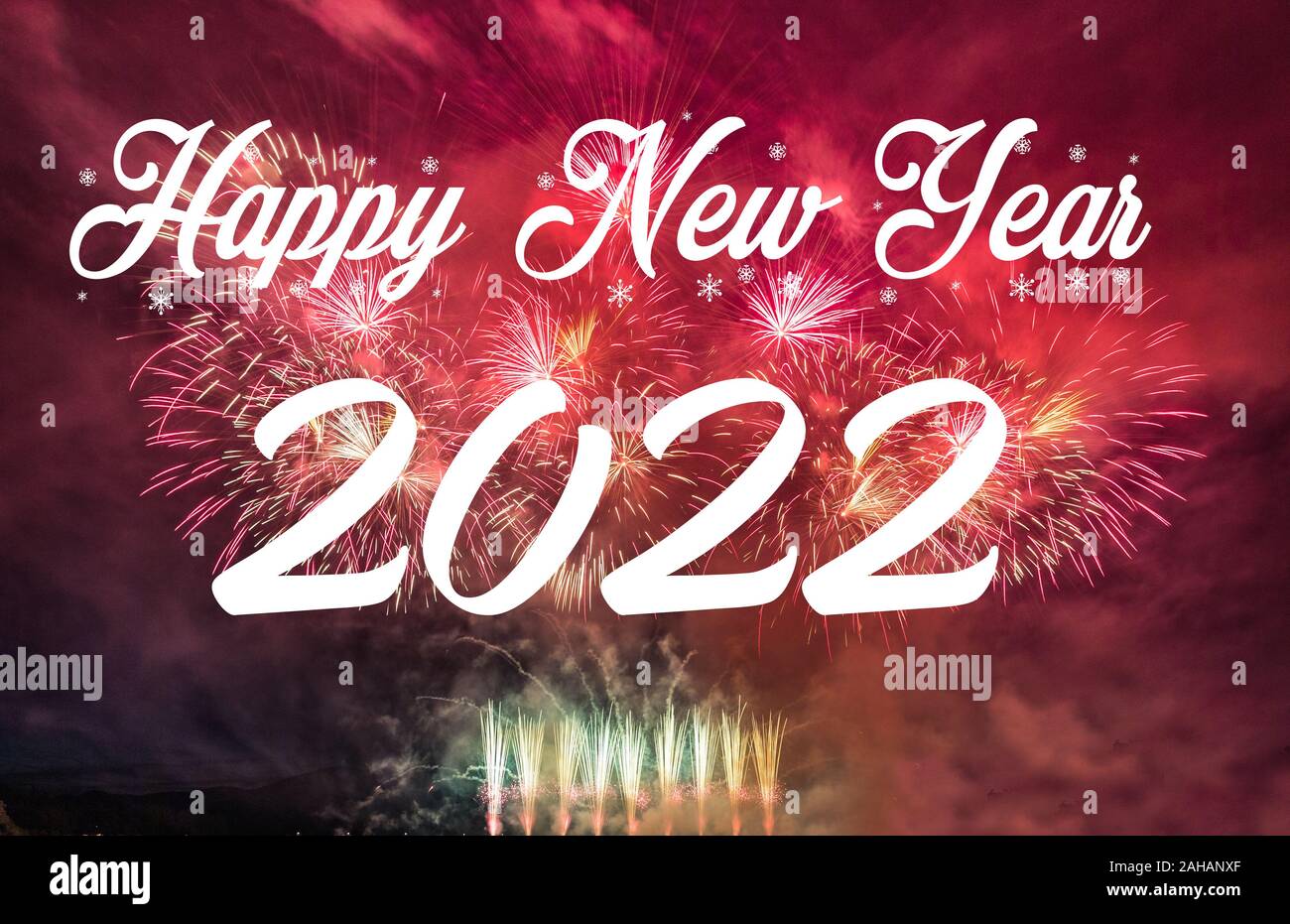 Frohes neues Jahr 2022 mit Feuerwerk im Hintergrund. Feier Neues Jahr 2022 Stockfoto