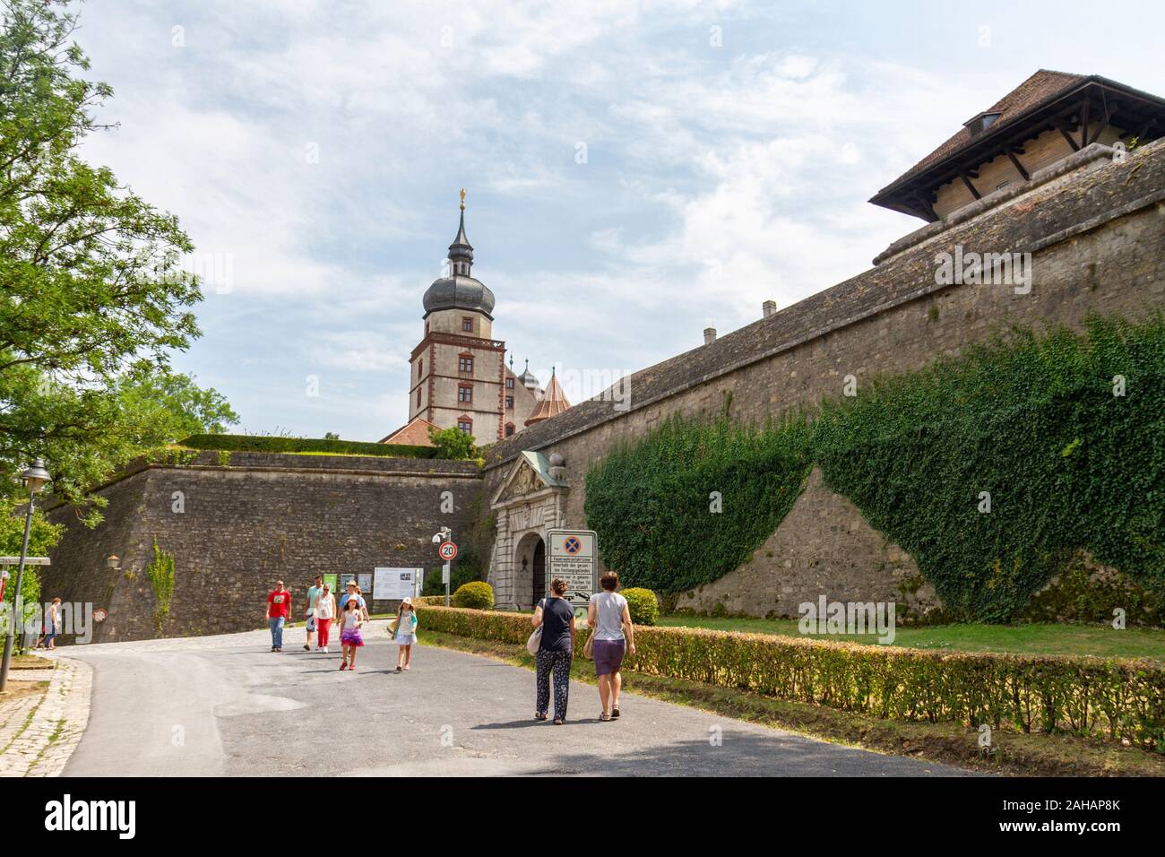 Einfahrtsweg vor den Hauptwänden zur Festung Marienberg in Würzburg, Bayern, Deutschland. Stockfoto